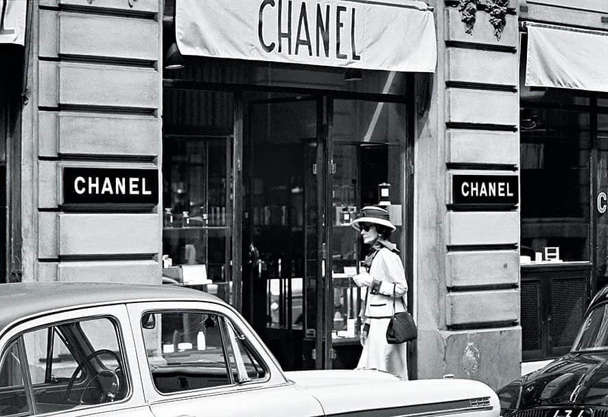 Vogue Australiaさんのインスタグラム写真 - (Vogue AustraliaInstagram)「When a young photographer spent three weeks with #CocoChanel in 1962, he captured the essence of the designer. Over the course of their association Chanel's walls came down and a new bond was forged. On what would have been her birthday, we look back at this incredible tale and share Douglas Kirkland's rarely seen photographs of Gabrielle "Coco" Chanel. 📷 Douglas Kirkland」8月19日 19時05分 - vogueaustralia