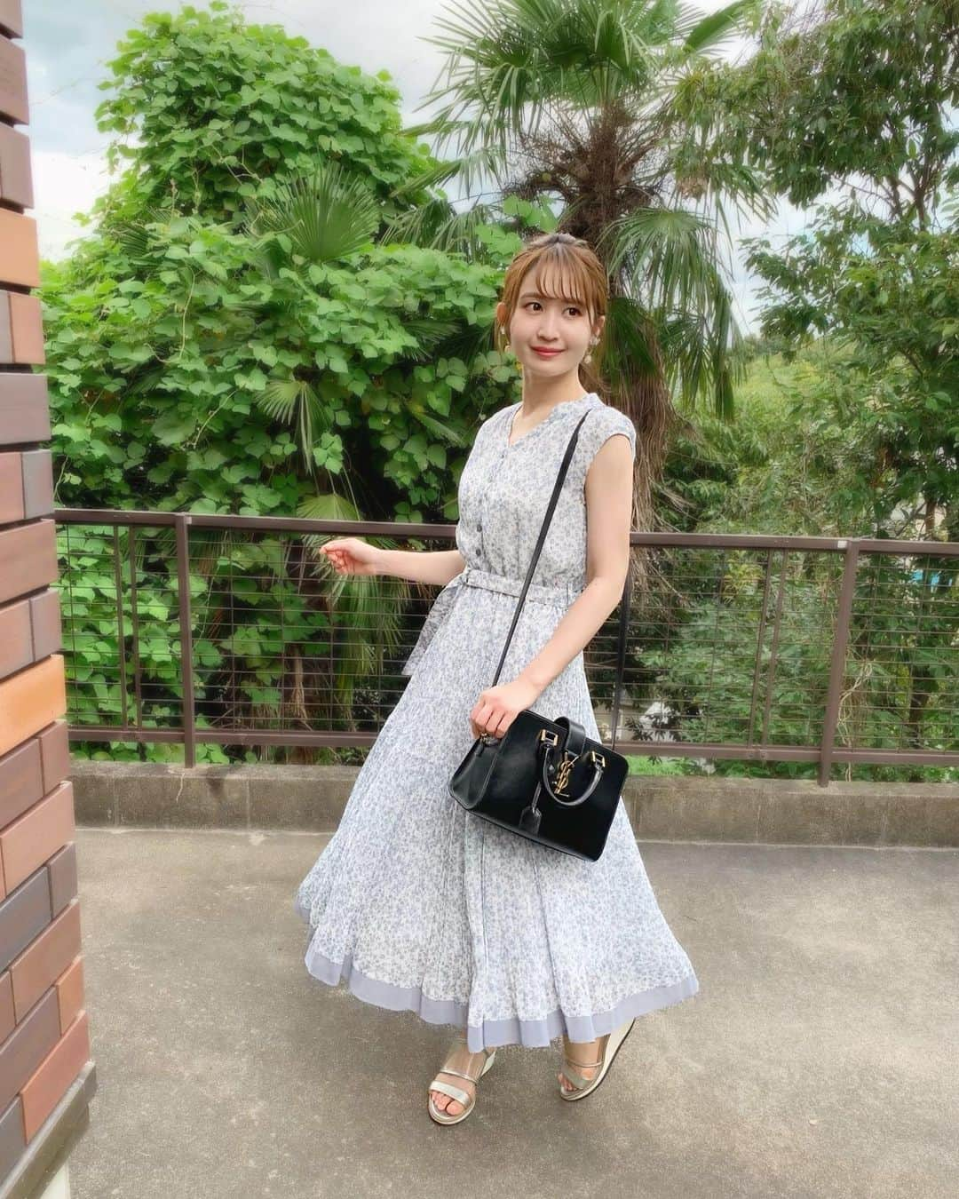 沢井里奈さんのインスタグラム写真 - (沢井里奈Instagram)「⠀ ⠀ 涼し気なブルーと小花柄が とってもお気に入りのワンピース🎐✨ 　 　 #さわーコーデ 👗🌼💕💕 　 onepiece♡ #apuweiserriche sandals♡ #diana bag♡ #ysl 　 #coodinate #私服」8月19日 19時06分 - sawairina