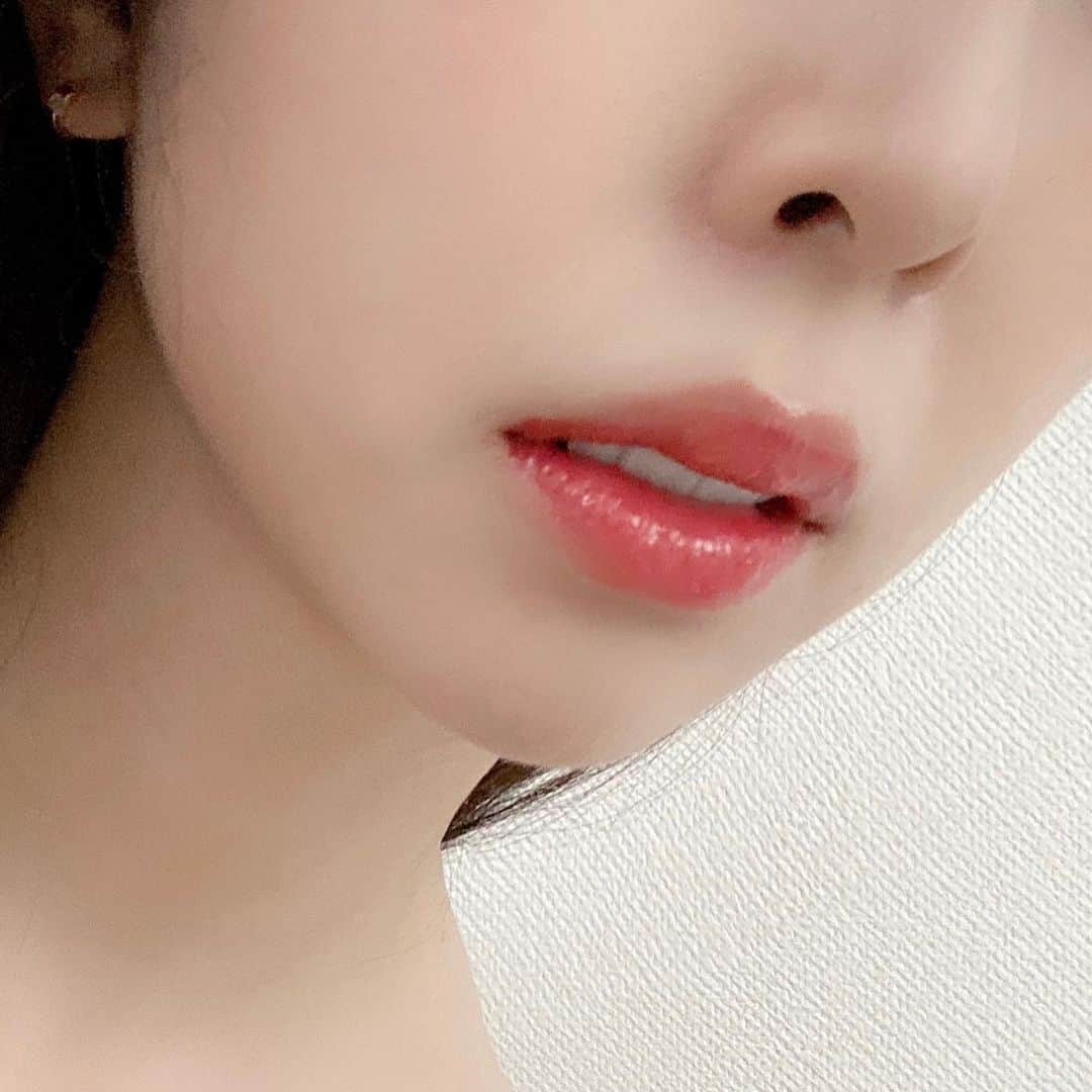 みゅうみゅうさんのインスタグラム写真 - (みゅうみゅうInstagram)「. . . . 久しぶりにDiorでリップグロス買っちゃった。 . この子達もインスタで見つけて一目惚れしたの🥺💓 . 一色使いでも勿論可愛いんだけど、ベージュカラーを全体的に塗ってから濃いピンクを内側にだけ塗ってグラデーションにしたら鬼可愛かった💓💓 . . ディオールアディクトステラーグロス 左側のベージュ→630 右側のピンク→754 . . #dior💄  #dior #💄 #lip #lipgloss  #beige #マグニファイ #Dライト #beauty #cosmetics  #autumn  #秋カラー #リップグロス #イエベ秋」8月19日 19時07分 - miiiiiiiyu0214_official