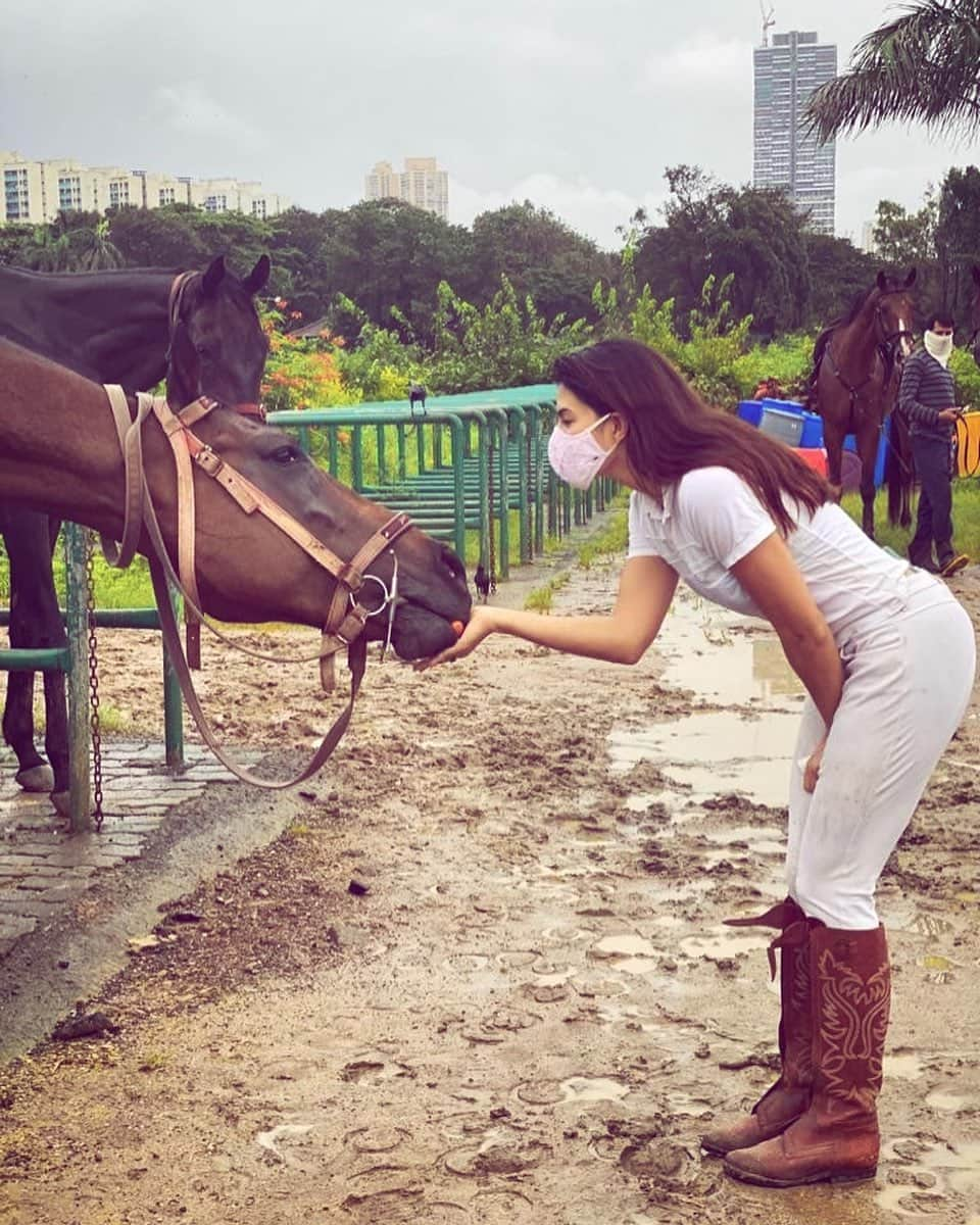 Jacqueline Fernandezさんのインスタグラム写真 - (Jacqueline FernandezInstagram)「Rain or shine 🌈 @manasiscott thanks for the pic!」8月19日 19時09分 - jacquelienefernandez