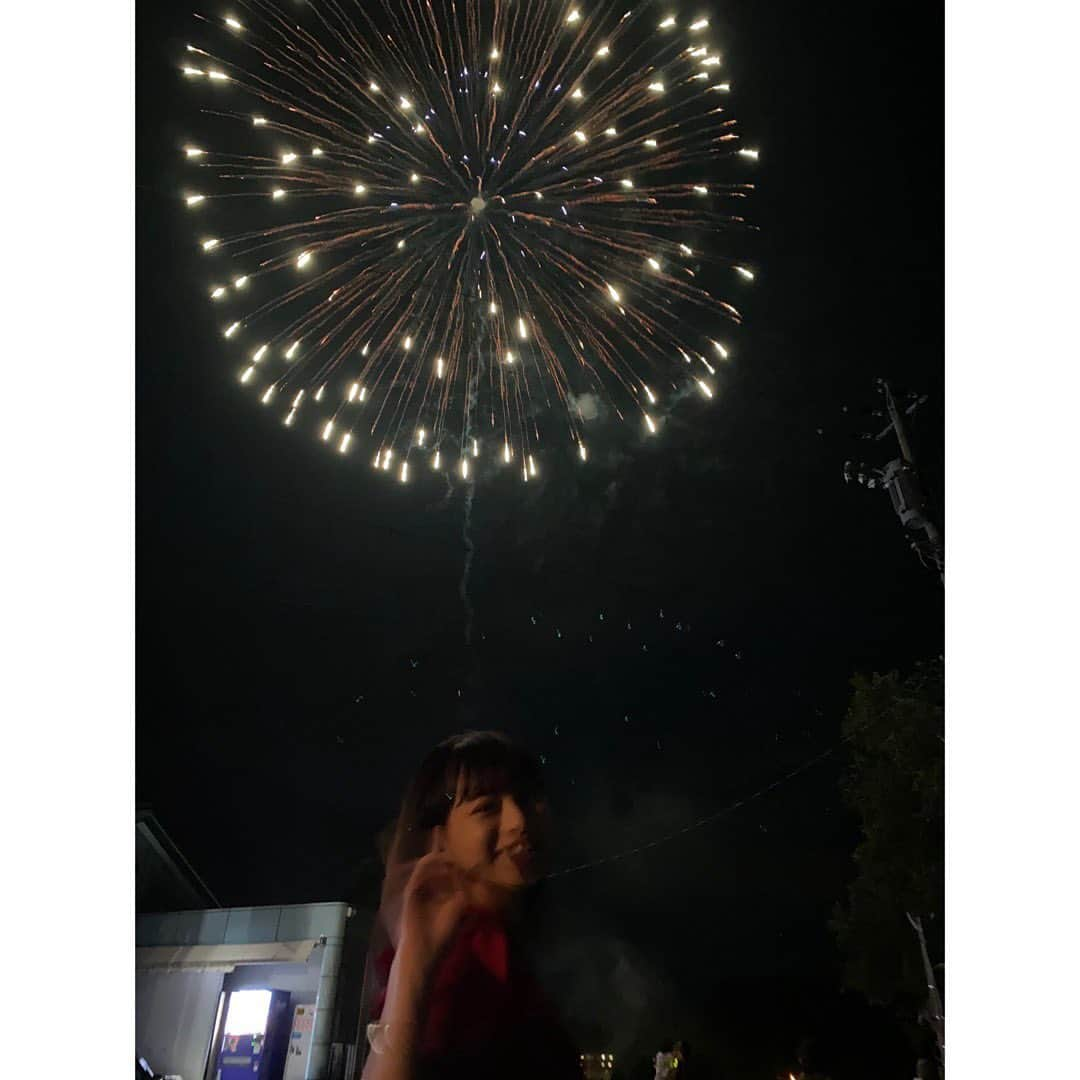 柿澤ゆりあのインスタグラム：「﻿ ﻿ 夏の風物詩🎆﻿ ﻿ 綺麗な花火を見て、﻿ 暑い夏を乗り越えましょう。☀️﻿ ﻿ ﻿ #音量注意#心霊写真ではありません﻿ ﻿」