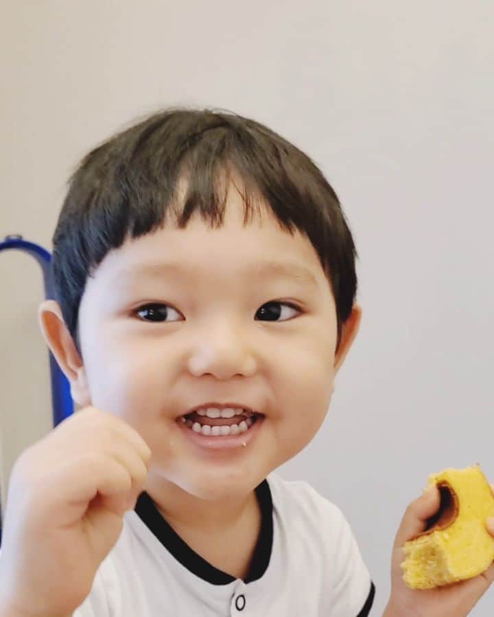 佐藤夏希のインスタグラム：「アンパンチが相当最強だと思ってるすばるんのかわいい動画です。 * * * * * #男の子#男の子ママ#おやこーで #むすこーで #息子#息子ラブ #2歳#ママ#ママさんと繋がりたい #ママスタグラム#mama#mamastagram #mamanoko #ママリ#妊娠記録#マタニティライフ#マタニティ#二人目妊娠中#babyboy#boy#成長記録#幼児#アンパンマン大好き #アンパンチ#アンパンマン」