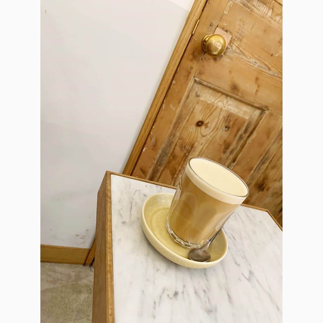 乙黒えりのインスタグラム：「大好きなラテもオーツミルクラテにするようにしてます☕️ . 香ばしくてコーヒーに合うのが人気の理由だと思うのです❣️ . 旦那も真似してオーツミルクラテハマってる🥛 . オーツミルクはオーツを水につけて絞りだしたもの🌾オーツには食物繊維が豊富です。 食物繊維の一種:ベータグルカンが多く含まれていて、腸内フローラを改善するという論文もあります。(悪玉コレステロールの低下、生活習慣病の予防にも効果ありだとか！) . . #菌ケア#オーツミルク#ラテ#カフェ#カフェ巡り」
