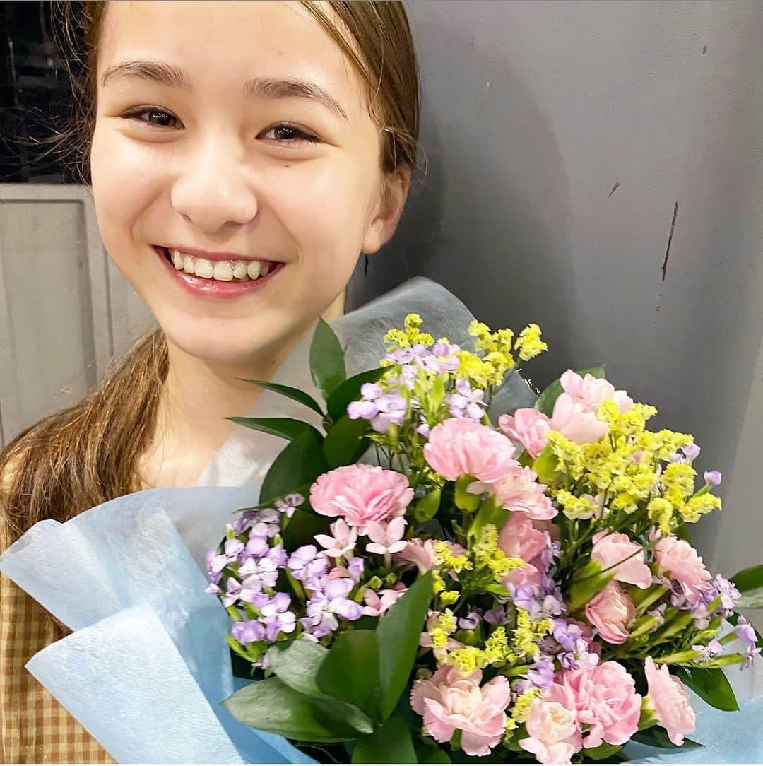 サマーヘイズ・アイラのインスタグラム：「花束はいつもらっても嬉しい🧡  この花束の葉っぱにポツリと虫みたいなのがついてて。 最初すごくびっくりしたけど花が咲いたあとらしい。実はこの葉っぱは茎で。。。 その花を見てみたいんですが、まだチャンスがありません。いつか見れたらいいな☺️  #サマーヘイズアイラ  #アイラサマーヘイズ #アイラ #小6#小6女子#js#jsガール#js6 #model#kidsmodel#モデル#instalike  #instagood#花束#丸葉ルスカス #happy」