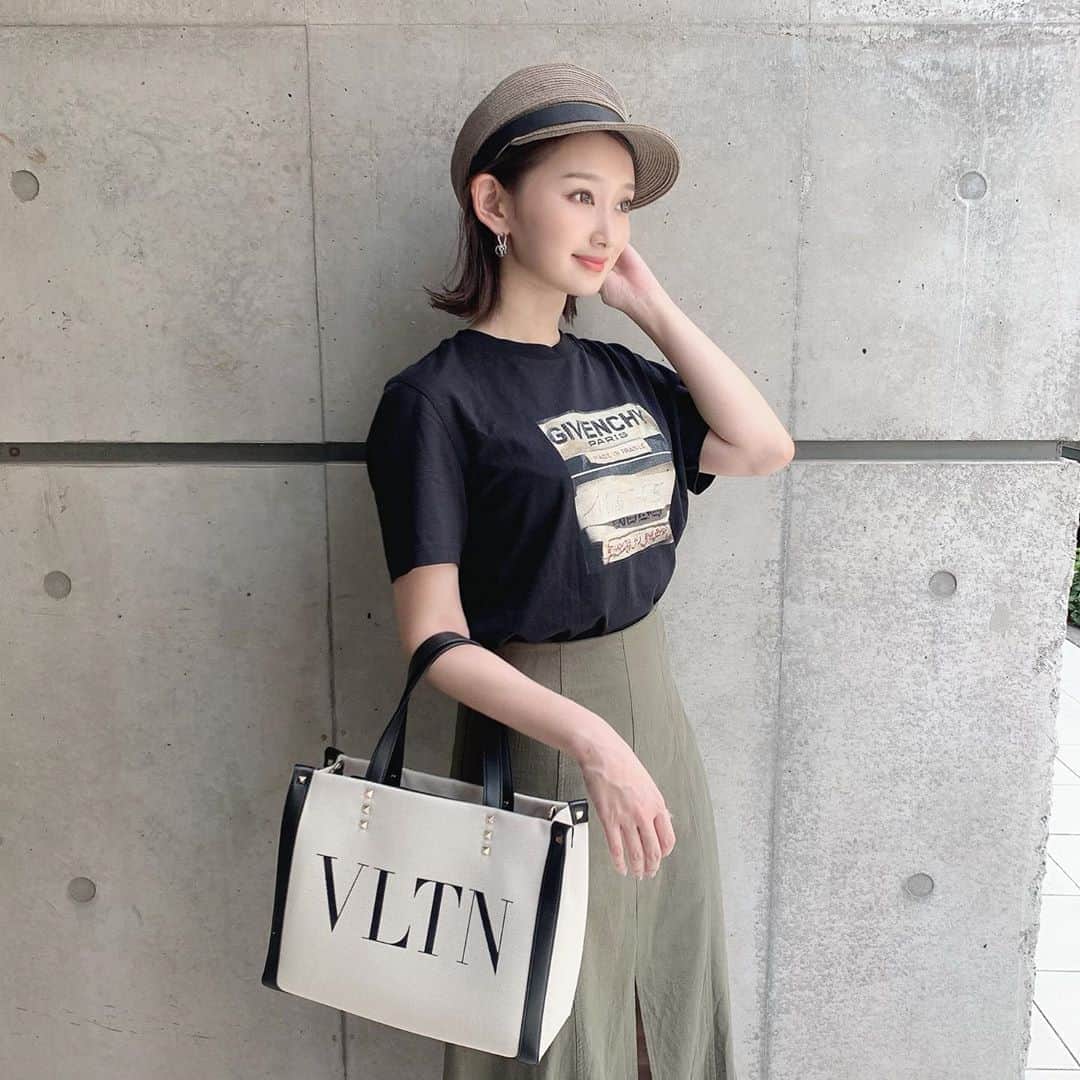 のインスタグラム：「⛰ * casquette… 韓国 tops… @givenchyofficial  skirt… 韓国 bag… @maisonvalentino  * 我ながら気に入っているコーデ🙆🏼‍♀️ 帽子と鞄それぞれに“黒色”を入れたのがポイント。 * 「服や小物の組み合わせ方が難しい」って 思われる方も多いと思うけど【小物の色を合わせる】 事を心掛けると、全体的にコーデがまとまって 見えやすくなりますヨ。 * #アパレル店員 #歴7年 #小言」