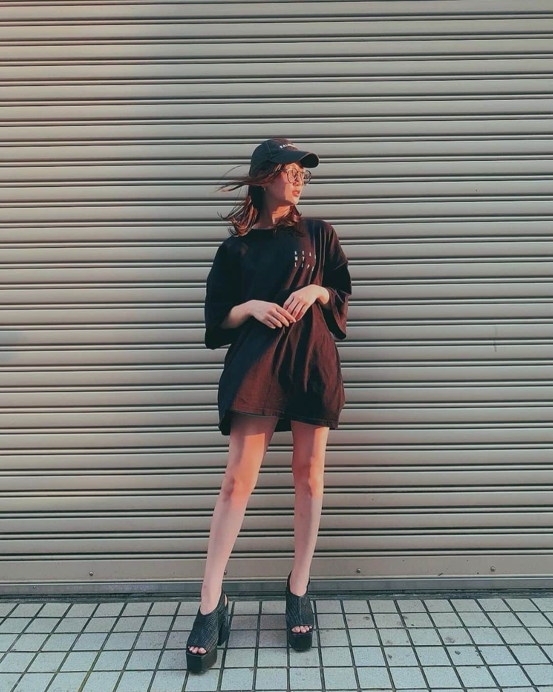 小磯陽香のインスタグラム：「. 🌆✨  #ootd #black #summerfashion #夏コーデ #ブラックコーデ #tシャツコーデ」
