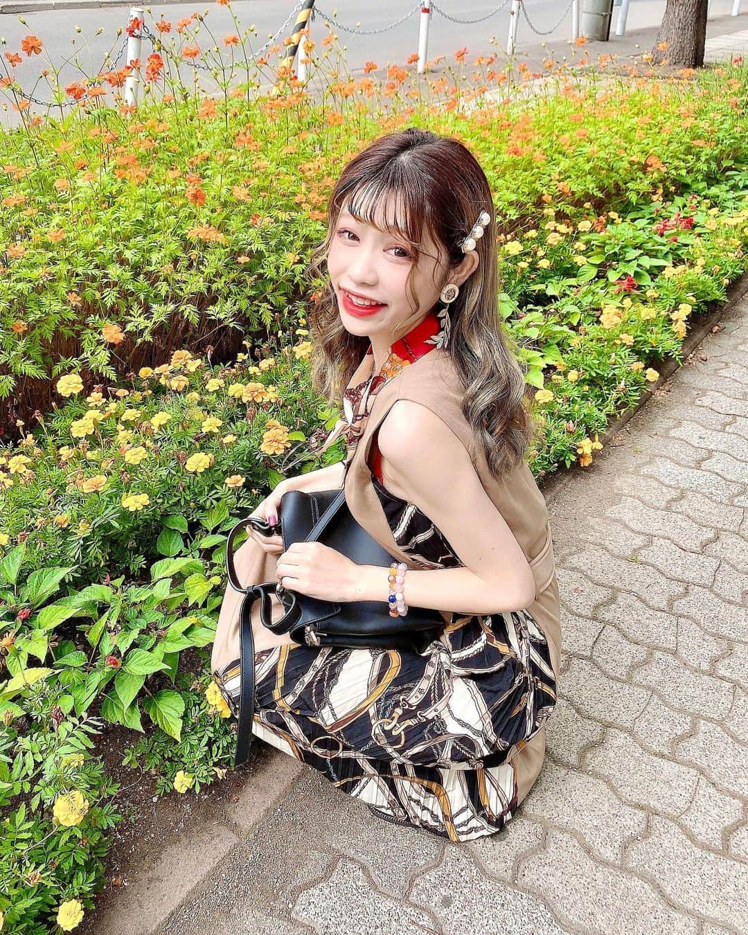 高橋里彩子さんのインスタグラム写真 - (高橋里彩子Instagram)「北海道で散歩してたときの💓﻿ ﻿ 東京と違って自然豊かなの♥️﻿ ﻿ 自然豊かなところいると気分すっきりするよね⸜❤︎⸝﻿ ﻿ 自然好きだなぁ💓﻿ ﻿ お母さんとお父さんと朝起きて散歩✨﻿ ﻿ 服はお母さんに借りたの🤗💗﻿ 親子で着まわせるのいいよね💘﻿ ﻿ ﻿ ﻿ ﻿ ﻿ #旅 #旅好き #hokkaido #北海道 #自然 #散歩 #日光浴 #札幌 #sapporo #遊歩道 #道産子 ﻿ #家族旅行 #フォトジェニック #北海道旅行  #travel #travelpic #travelgram #traveler  #旅行 #写真好きな人と繋がりたい #旅スタグラム #japanesegirl #旅女 #林道 #ロングヘア #お散歩コーデ #旅行ファッション #スカーフ #小物使い #たびらい北海道」8月19日 19時27分 - konkonwanwan