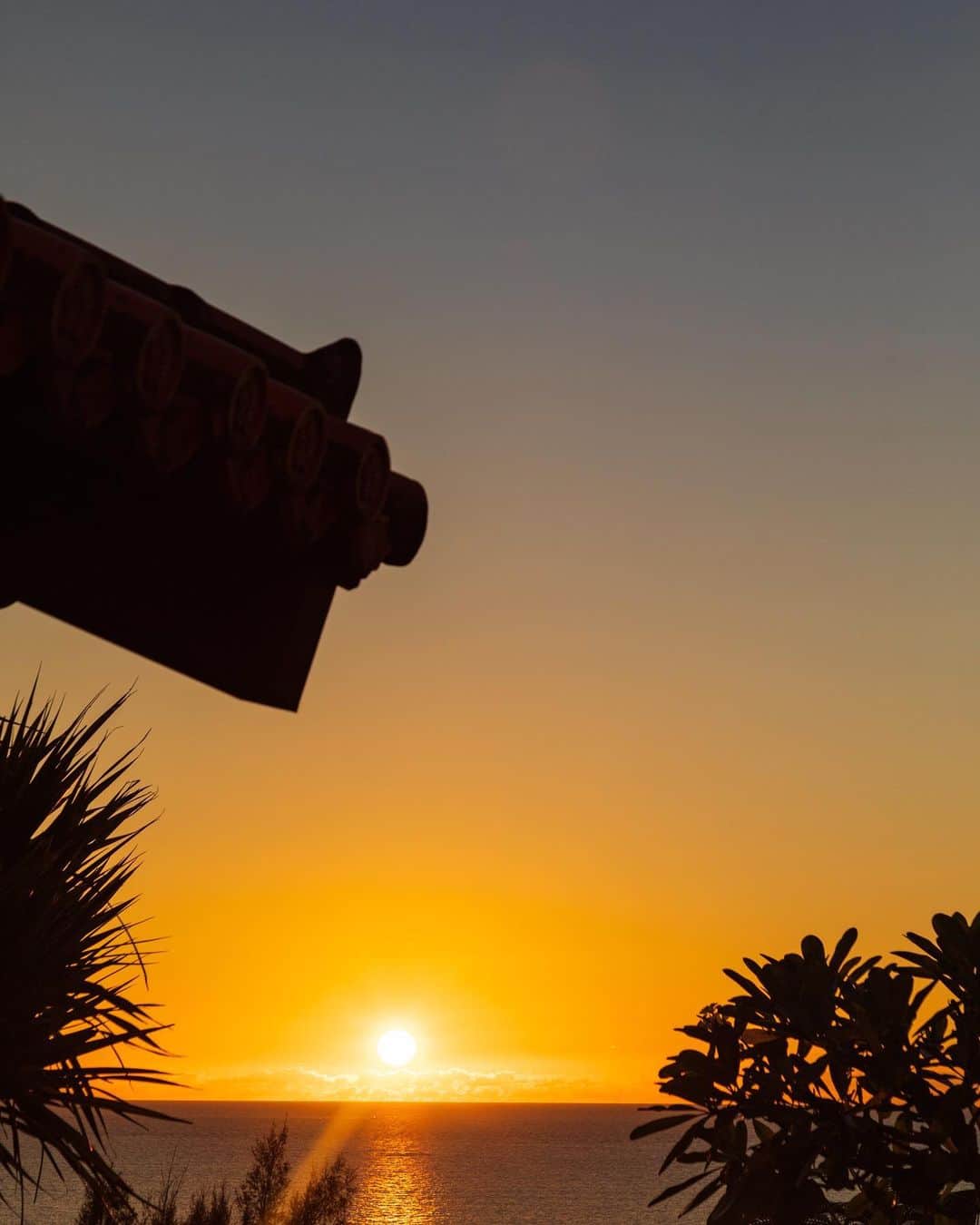 Kafuu Resortさんのインスタグラム写真 - (Kafuu ResortInstagram)「澄み切った空の青から、エネルギッシュな淡いオレンジの夕景へ。 赤瓦とともに、沖縄でしか見れない夕景をお愉しみください。 . 「Sunsetease Kafuuフォトコンテスト」終了まであと10日！ 皆様のたくさんの投稿を楽しみに、お待ちしております。 . 応募期間：2020年7月23日（木）～2020年8月29日（土）23時59分まで ※上記の期間内の投稿であれば、過去にお撮りいただいた写真でも応募可能です。 . 【応募方法】 ①このカフーリゾート公式アカウント @kafuu_resort をフォロー。 ②カフーリゾートのホテル内で出会った夕陽を撮影。カフーから見える夕陽をそのまま撮っても、お料理や大切な方と一緒に夕陽を背景に撮っても、撮り方は自由！ ③ハッシュタグ「#sunseteaseフォトコン2020」をつけてカフーリゾートで撮影した夕陽の写真を投稿。 ※キャンペーン期間中は何度でもご応募いただけます。 ※アカウント非公開設定にされている方は応募対象外となりますのでご注意くださいませ。 .. 【Sunsetease Kafuuとは・・・】 「Sunsetease」は「Sunset」（夕暮れ・夕陽）と「ease」（くつろぎ）をかけ合わせた言葉。 カフーリゾートでは旅行予約サービス「楽天トラベル」より発表された「2017年 夕日が見える宿ランキング」で1位を獲得。それを受け、カフーリゾートから見える夕陽と夕暮れの時間を「Sunsetease」（サンセティーズ）とし、やすらぎのひとときをお過ごしいただけるよう、様々なサービスをご用意いたしております。 . フォトコンテストの詳細はカフーリゾート公式ホームページをご確認くださいませ。 https://www.kafuu-okinawa.jp/sunsetease/ . #sunseteaseフォトコン2020 #フォトコンテスト #sunsetease #sunseteasekafuu #夕日の見える宿日本一 #カフーリゾートフチャクコンドホテル #カフーリゾート #kafuuresortfuchakucondohotel #kafuuresort #kato_pleasure_group #夕陽 #夕日 #sunset #赤瓦 #ゆっくり #寛ぎ #癒し #贅沢 #沖縄時間 #resort #沖縄ホテル #沖縄 #恩納村 #okinawa #instagood #ダレカニミセタイケシキ #instasunset #sunsetlovers #sunrise_sunset_photogroup」8月19日 19時29分 - kafuu_resort