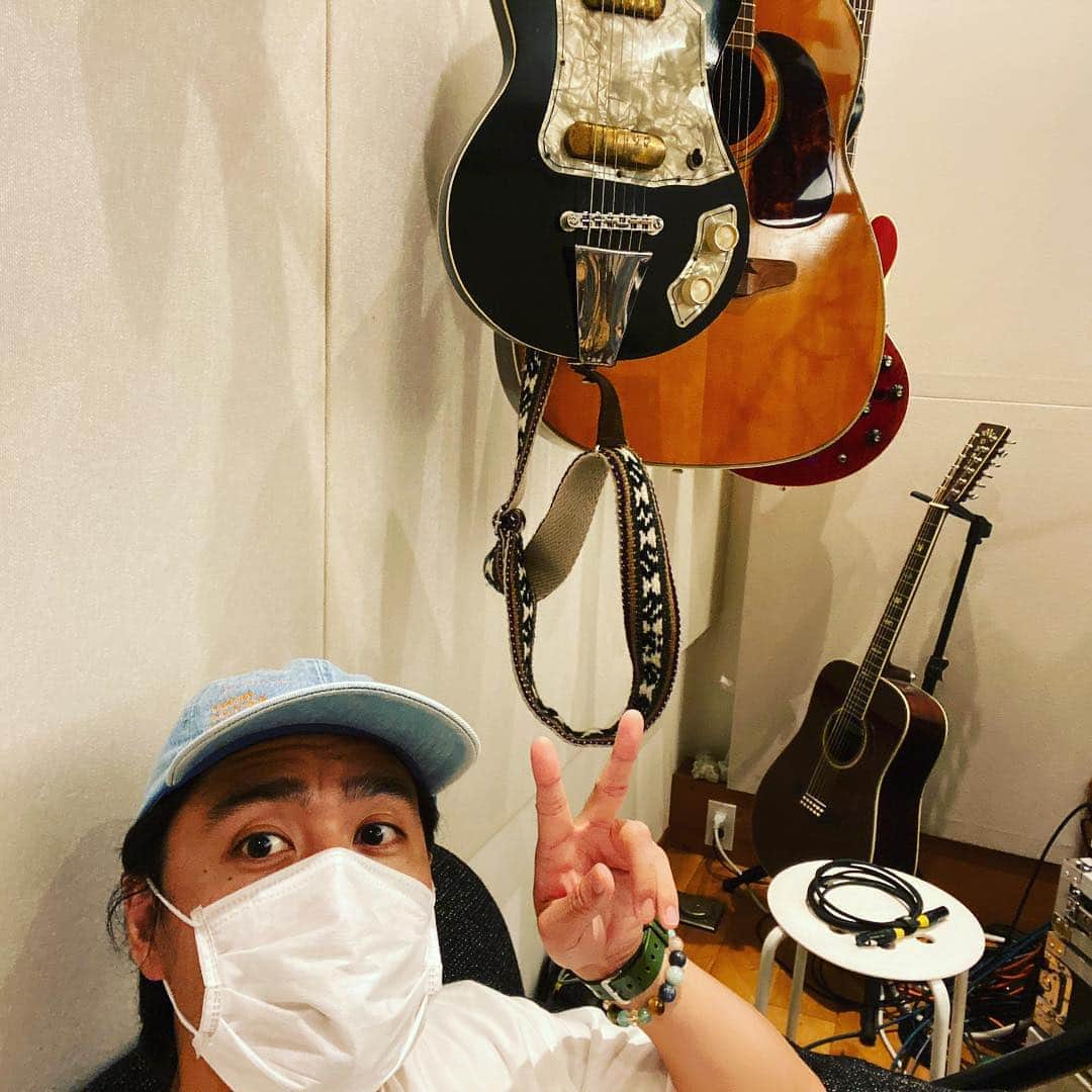 ISEKIのインスタグラム：「本日はサイモンのコックピットに 搭乗しております✌️✨  共作曲『暗闇にセイハロー』のアレンジを生でお届け？？  オンラインサロン初体験 このままソファで寝ちゃいそう」