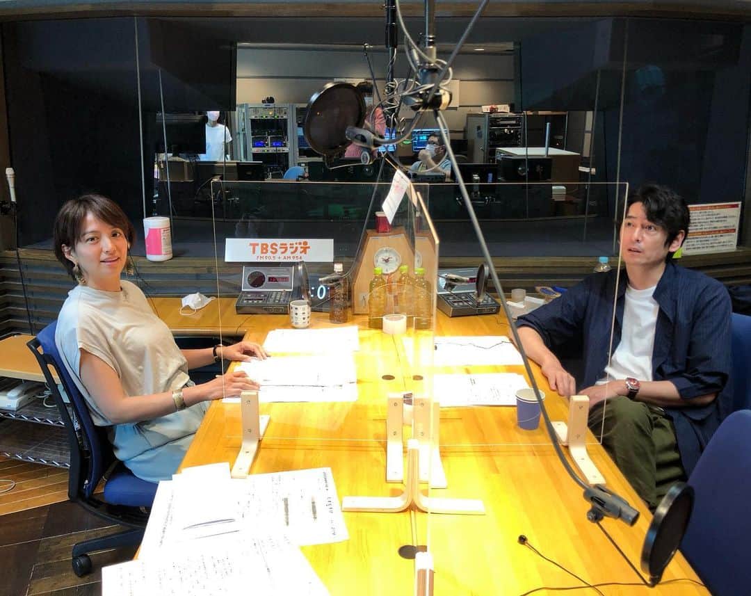TBSラジオ「たまむすび」さんのインスタグラム写真 - (TBSラジオ「たまむすび」Instagram)「＼水曜のハイライト／  ハヤブサマスク🟦 何色持ってるんじゃ〜😱  アクリル板など表面を加工する会社にお勤めのリスナーさんが超クリア加工してくれたら・・・あら✨きれい‼️  反射しないから喋りやすいそうです😆  #tama954 #たまむすび  #赤江珠緒 #博多大吉 #アクリル板 #ハヤブサマスク #名阪真空工業  #すごい技術 #ハコちゃんの新しいコンテンツ #岩下尚史 #青梅 #tbsラジオ」8月19日 19時35分 - tamamusubi905954