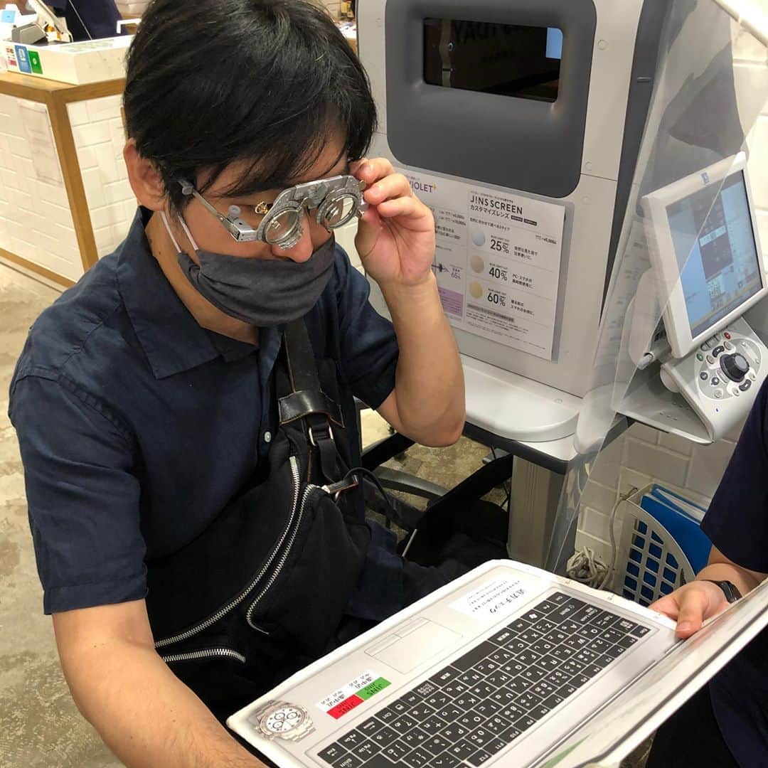 金剛地武志のインスタグラム：「俺は今、老眼鏡を作っている。」