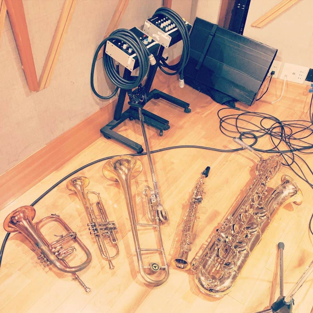 YOKANさんのインスタグラム写真 - (YOKANInstagram)「《レコーディング♬》  今夜は  久しぶりに  外のスタジオにて  CM レコーディングでした❣️  ソフト・ロック系のサウンドで  ・トランペット ・フリューゲルホルン ・ソプラノサックス ・トロンボーン ・バリトンサックス  をひとりダビング祭り…🎺🎷📯♬  楽しいセッションでした…✨  詳細は またお知らせしますね…🔔  ということで  本日の  YOKANは  これにて終了致します☆  #YOKAN  #yokanrecording  #recording  #cm  #cmmusic  #trumpet  #flugelhorn  #trombone  #saxophone  #sopranosax  #baritonesax  #yamahatrumpet  #couesnon  #holton  #selmer  #antiguasaxophone  #レコーディング  #cm音楽  #トランペット  #フリューゲルホルン  #サックス  #ソプラノサックス  #バリトンサックス  #トロンボーン  #セルマー  #ヤマハ  #ケノン  #melodypunch  #楽しいセッション  #本日のyokanはこれにて終了致します」8月19日 19時48分 - yokanstudio
