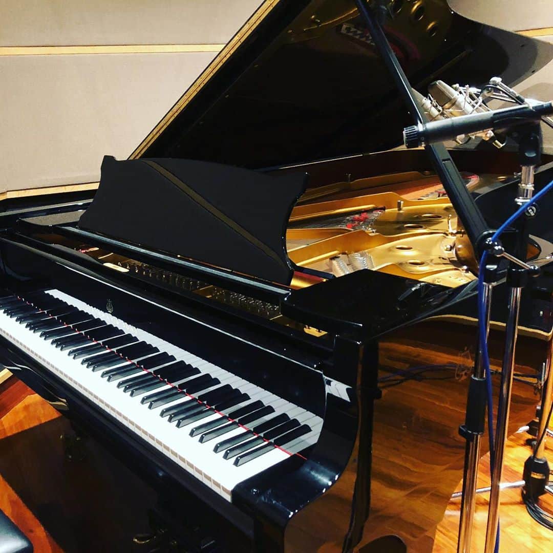 上杉洋史のインスタグラム：「I had a precious time working with great rhythm section players and string section players in the studio. 545201 D #piano #steinway #venue #todayspiano #instapiano #pianophotography #recording #recordingstudio」