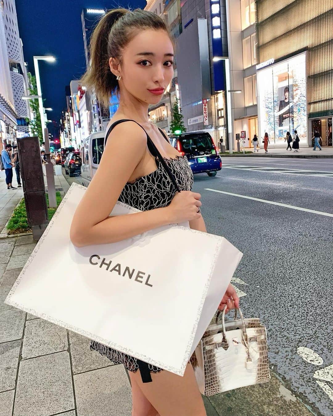 のインスタグラム：「Ginza Tokyo🐇🖤 @chanelofficial  I went to see the clothe that I fell in love with at first glance on the photo. But when I tried on it, that didn't suit me😑Ops Even if that happens, I still love my shape and body. My body is only me🐇🖤 . . 銀座🌸 写真見て可愛いって思ったものを見てきたよ💕 でも実物着てみたら似合わず...🤔笑 体型によって合う合わないってあるよね😳 ってポジティブに私の体型に合う首肩まわりすっきりした服を探したよ☺️💕 みんなはどんな服が似合うのか教えて🖤 . . #ginza #ginzatokyo #tokyojapan #japan_of_insta #tokyocity #chanel #chanellover #chanellove #hermes #hermesbirkin #himalayabirkin #birkin25 #chaneldress #chanelclothes」