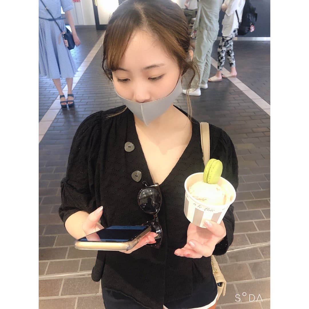 鶴見虹子のインスタグラム：「アイス持って携帯持って忙しい。ww  最近暑すぎる。でもお仕事Officeは極寒😵😵😵  #夏 #アイス」