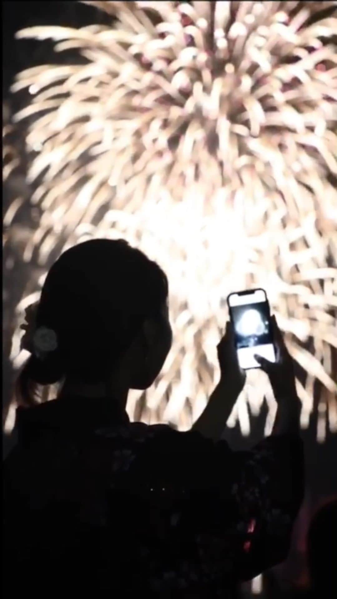 のインスタグラム：「花火が大きすぎて 落ちてくるみたいで感動☺️☺️ 去年的花火大會🎆 躺在沙灘上看花火❤️ #夏の思い出 #花火大会 #金沢八景  #夏 #花火 #浴衣 #日本的夏天 #和服少女  #沙灘 #美 #fireworks  #japanesekimono  #japanesesummer  #japanesegirl」