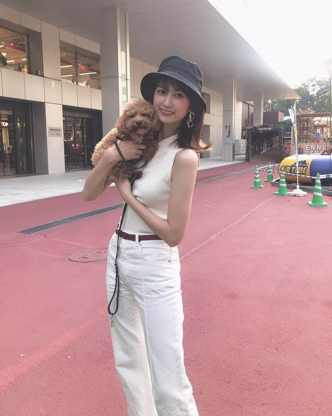 瀧山あかねさんのインスタグラム写真 - (瀧山あかねInstagram)「いつかのお散歩🐶﻿ ﻿ 最近は本当に暑いので﻿ 朝一か夕方にお散歩行くようにしています。﻿ 犬用アイスノンと手持ち扇風機が便利。﻿ ﻿ それでも暑いんだ〜〜〜」8月19日 19時50分 - takiyama_akane