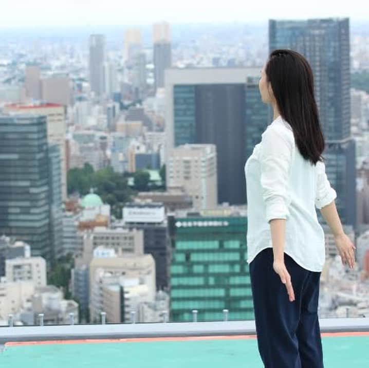 HOSHINOYA｜星のやさんのインスタグラム写真 - (HOSHINOYA｜星のやInstagram)「Just take a deep breath looking down the skyscrapers in Tokyo. #hoshinoyatokyo #tokyo #ryokan #hoshinoya #hoshinoresorts #星のや東京 #東京 #旅館 #星のや #星野リゾート」8月19日 19時52分 - hoshinoya.official
