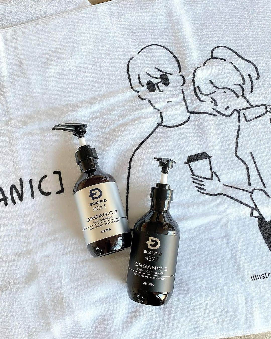 石黒美帆さんのインスタグラム写真 - (石黒美帆Instagram)「*﻿ SCALP D NEXT organic🖤﻿ ﻿ メンズのシャンプーってちょっと洗浄力が強すぎたりしないかな…と思ってたんですが、頭皮や髪をいたわるオーガニックシャンプーと聞いてビックリ！﻿ ﻿ 実際に使ってみたら洗い心地が良くて、香りがとっても良い🥰むしろ暑い日にはさっぱりするので女性にもピッタリです。﻿ ﻿ ﻿ LOFTやハンズ、ドラッグストアストア、WEBでも購入出来ます❣️﻿ ﻿ 素敵なイラストの入ったバスタオルが抽選でもらえるキャンペーンを実施中！詳細はタグ付けしたアカウントでチェックしてね👆﻿ ﻿ ﻿ ﻿ #スカルプd#スカルプdネクストオーガニック#オーガニックシャンプー#PR﻿ #organic #メンズオーガニック#美容男子#長場雄#スカルプdネクスト#シャンプー#メンズシャンプー#メンズヘア#頭皮ケア#ヘアケア#コスメレポ #haircare#beauty」8月19日 19時57分 - miho_ishiguro