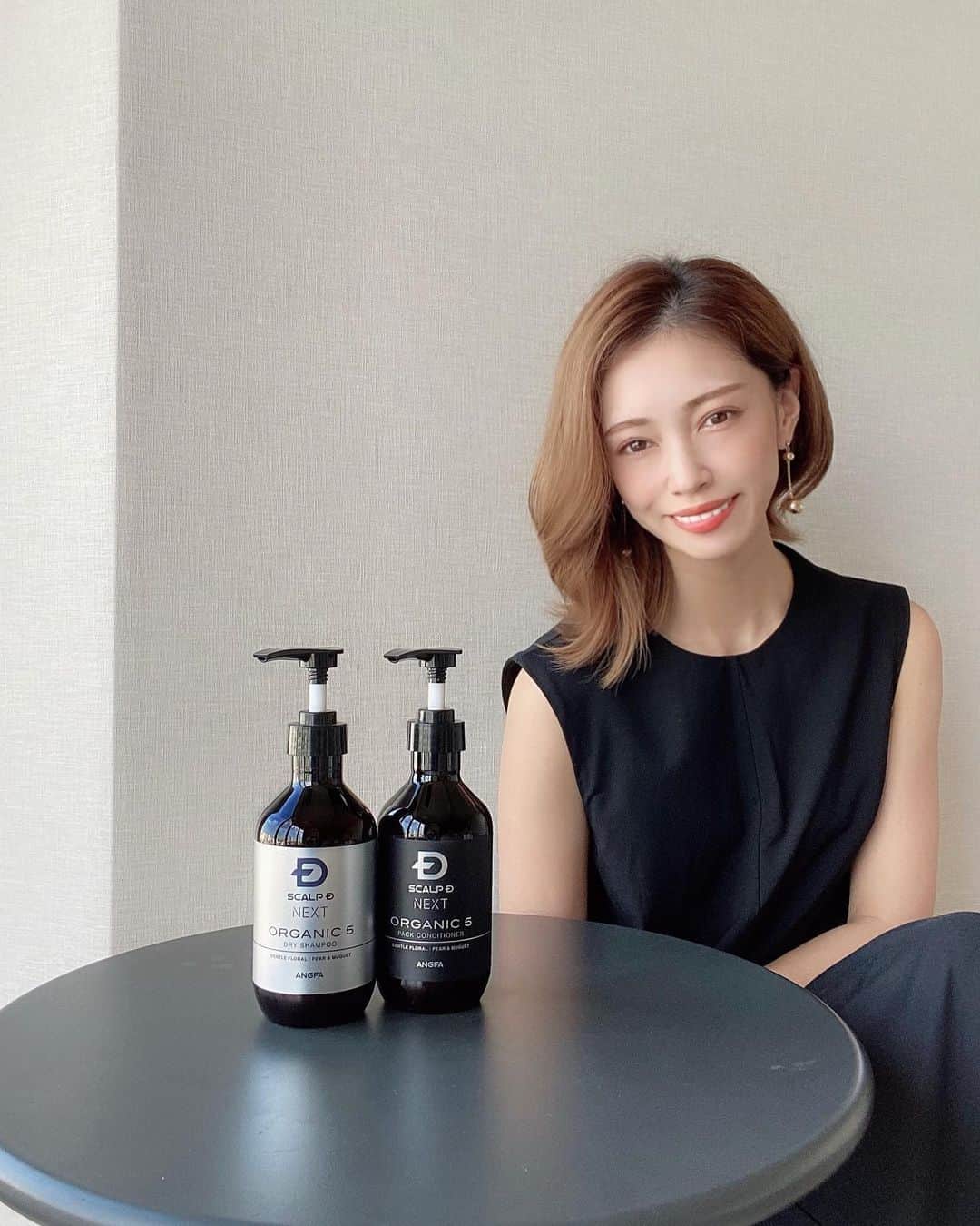 石黒美帆のインスタグラム：「*﻿ SCALP D NEXT organic🖤﻿ ﻿ メンズのシャンプーってちょっと洗浄力が強すぎたりしないかな…と思ってたんですが、頭皮や髪をいたわるオーガニックシャンプーと聞いてビックリ！﻿ ﻿ 実際に使ってみたら洗い心地が良くて、香りがとっても良い🥰むしろ暑い日にはさっぱりするので女性にもピッタリです。﻿ ﻿ ﻿ LOFTやハンズ、ドラッグストアストア、WEBでも購入出来ます❣️﻿ ﻿ 素敵なイラストの入ったバスタオルが抽選でもらえるキャンペーンを実施中！詳細はタグ付けしたアカウントでチェックしてね👆﻿ ﻿ ﻿ ﻿ #スカルプd#スカルプdネクストオーガニック#オーガニックシャンプー#PR﻿ #organic #メンズオーガニック#美容男子#長場雄#スカルプdネクスト#シャンプー#メンズシャンプー#メンズヘア#頭皮ケア#ヘアケア#コスメレポ #haircare#beauty」