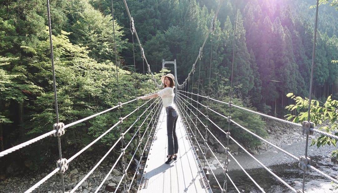 野田あず沙さんのインスタグラム写真 - (野田あず沙Instagram)「つり橋🍃﻿ ﻿ ﻿ 本当に怖かった👿﻿ ﻿ ﻿ ﻿ ﻿ ﻿ ﻿ ※ここはメインのみたらい渓谷からだいぶ奥に行ったところで見つけたつり橋です。﻿ 穴場スポット☺︎﻿ ﻿ ﻿ #みたらい渓谷 #つり橋 #橋 #吊り橋 #川遊び #キャンプ #みたらい #夏のおもいで #奈良おすすめスポット #奈良女子旅 ﻿ #奈良観光 #奈良 #渓谷 #川 #夏休み #nara #narajapan  #天川村」8月19日 19時55分 - azuazu0429