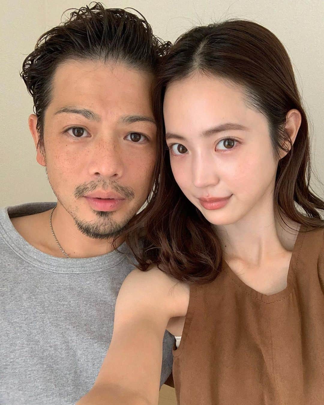 のインスタグラム：「夫婦についてのお話… 13歳差なのですが とても仲良くやっております☺️ 喧嘩する時もありますが、 基本私が怒っています笑 彼はとにかく温厚で優しすぎる人。 何事においても 〝歩み寄り〟を大事に。 子供ができてからぶつかることが 沢山ありました。 でも、そのぶつかり合いがあったからこそ 今の関係があると思っています。 私が育児を心から楽しめているのも 彼のおかげです。 大変な育児をいかに楽しむか、 楽しめないと心にも余裕がなくなります。 お休みの日は早朝から起き 朝ごはんを作ってくれて シエルのお散歩、子供達と遊び、 出先でも沢山遊び、 晩ご飯も作ってくれます。 娘の離乳食が始まってから バタバタの毎日ですが 彼がお休みの日は私もお休みの気分。 「毎日1人でこれをやって 本当に大変だよねお疲れ様俺が お休みの日は少しでも ゆっくりしてほしいから」 と言って毎週こんな感じ… 夕方ソファーに 腰を下ろす時間などなかったのに そんな時間さえくれて その分私も余裕ができ、 子供達と思う存分触れ合えます。 ひとつひとつの行動に 相手がしてくれた事に対しての 感謝の気持ちはお互い必ず 言葉にして伝えています。 当たり前のことを当たり前にしないこと これが大事なことだと 夫婦になって気づかされました😊 これからも宜しくね🥰💪🏻 ㅤㅤㅤㅤㅤㅤㅤㅤㅤㅤㅤㅤㅤ #夫婦」