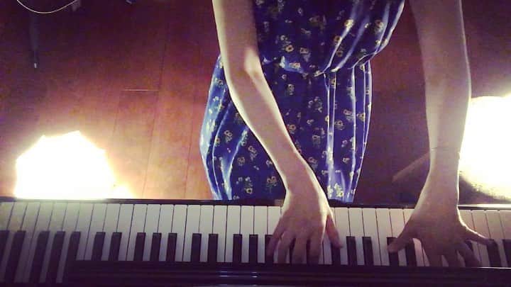 のインスタグラム：「1分間のおやすみなさい 第四十二夜『ひぐらしのワルツ』  #oneminutelullaby #0819 #minakokawae #弾き語り#singingandplaying #day42 #ひぐらしのワルツ #アルバム未収録曲」