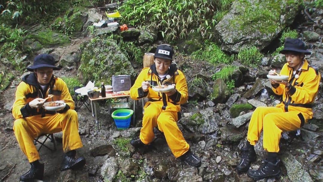 TBS「KAT-TUNの世界一タメになる旅!」のインスタグラム：「明日深夜0:58〜「地獄グルメ〜源流の一滴💧後編」　﻿ ﻿ 前編での珍道中はいかがでしたか❓﻿ 後編はさらに珍道中です😅﻿ ﻿ 多摩川の源流の一滴でどんな絶品カレーが﻿ できあがるでしょう🍛﻿ ﻿ #性格を表す座り方﻿ ﻿ #タメ旅プラス﻿ #タメ旅﻿ #亀梨和也﻿ #上田竜也﻿ #中丸雄一﻿ #kattun﻿ #地獄グルメ﻿ #カレー﻿ #山梨﻿ #TBS﻿」