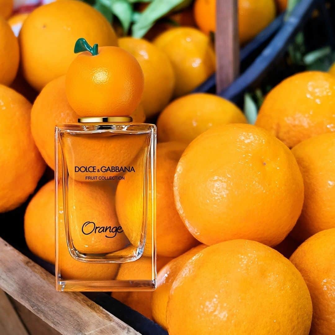 ドルチェ&ガッバーナさんのインスタグラム写真 - (ドルチェ&ガッバーナInstagram)「A symbol of love, fruitfulness and positivity that recalls the sweet aroma of Sicily’s iconic citrus groves: the sublime scent of Orange, leaves and flowers mingles with the bouquet of freshly picked aromatic herbs.   #DGFruitCollection #DGBeauty #DolceGabbana」8月19日 20時00分 - dolcegabbana