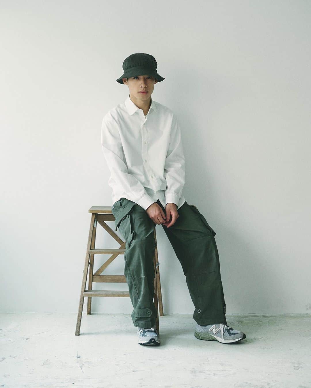 yukiのインスタグラム：「Dress Utility Shirt ㅤㅤㅤㅤㅤㅤㅤㅤㅤㅤㅤㅤㅤ ドレススタイルでもカジュアルスタイルでも、 結婚式にも着ることができて、一枚でも普段使いできる、 そんな万能選手の白シャツです。 ㅤㅤㅤㅤㅤㅤㅤㅤㅤㅤㅤㅤㅤ 肌触りが良く、とろみのあるブロード地は 手入れの仕方によって姿を変えてくれます。 ㅤㅤㅤㅤㅤㅤㅤㅤㅤㅤㅤㅤㅤ アイロンをかけて綺麗に。 洗い晒しでざっくりと。 ㅤㅤㅤㅤㅤㅤㅤㅤㅤㅤㅤㅤㅤ 仕立てはドレスシャツをベースにしながらも、 しっかりしすぎず、柔らかなつくりをしているため、 ボタンを外したり、腕まくりをしたり、 ストレスなくラフに着ることができます。 ㅤㅤㅤㅤㅤㅤㅤㅤㅤㅤㅤㅤㅤ 「白い無地のシャツ」というシンプルな服ですが、 これ一つでいろいろな着方を楽しんでいただけたら、 とても嬉しいです。 ㅤㅤㅤㅤㅤㅤㅤㅤㅤㅤㅤㅤㅤ また、このシャツは、「僕らの服づくり」という モノに込められた価値を追求するプロジェクトの中で、 制作過程を共有したものでもあり、沢山の生産現場の方と コミュニケーションを取りながら完成した服です。 ㅤㅤㅤㅤㅤㅤㅤㅤㅤㅤㅤㅤㅤ シャツに込められた沢山の作り手さんの想いが 多くの人に届くことを願っています。 ㅤㅤㅤㅤㅤㅤㅤㅤㅤㅤㅤㅤㅤ 購入はプロフィールのリンクからお願い致します。」