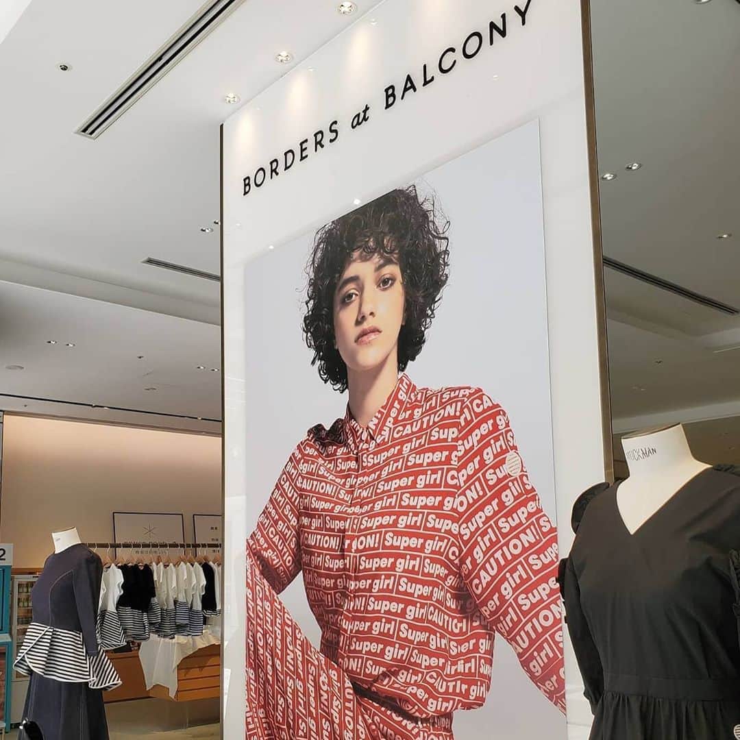 BORDERS at BALCONYのインスタグラム：「本日スタートいたしました、ISETAN SALONEでの秋冬POPUPストア！！⁠⠀ 暑い中ご来場いただきました方々、ありがとうございました。⁠⠀ くれぐれも体調にはお気をつけて、お楽しみくださいませ。⁠⠀ ⁠⠀ 大通りに面したウィンドウには、今季のイメージが、、✨⁠⠀ まさに🔴🔴🔴SUPER GIRL🔴🔴🔴！！⁠⠀ ⁠⠀ 是非お近くに御立ち寄りいただいた際にはご覧くださいませ。⁠⠀ ⁠⠀ ⁠⠀ お電話でのご注文や、お取り扱い商品・在庫についてのお問い合わせは下記をご覧いただき、ISETAN SALONEにお問い合わせをお願い申し上げます。⁠⠀ ⁠⠀ ⁠⠀ ⁠⠀ Media Source: https://www.instagram.com/p/CEDV1D0DReh/⁠⠀ ⁠⠀ Post Type: Carousel (Image 2 of 8)⁠⠀ ⁠⠀ 【 BORDERS AT BALCONY 】POP UP﻿⁠⠀ bordersatbalcony_official﻿⁠⠀ yokoshibatabordersatbalcony﻿⁠⠀ 8/19(水)〜8/25(火)﻿⁠⠀ 東京ミッドタウン六本木・ガレリア イセタンサローネ1Fプロモーション﻿⁠⠀ ﻿⁠⠀ BORDERS at BALCONY 2020  Autarmn&Winter collection発売を記念してPOP UPを開催します。﻿⁠⠀ ﻿⁠⠀ よいものを知っている女性のハイクラスなボーダー、着ればその人が"グレイスフルな女"に見える、さわやかで知的で、そして女性らしい遊び心のあるボーダー。そんな大人の好奇心をくすぐる、新しい世界を発信。ウェアのラインナップほか、ISETANSALONE・イセタン羽田ストア限定アイテムもあわせてご紹介します。﻿⁠⠀ ﻿⁠⠀ ※混雑状況によって入場制限を行う場合がございます。予めご了承ください。﻿⁠⠀ ﻿⁠⠀ ※以下のアイテムの完売情報は当アカウントストーリーズにてお知らせします。﻿⁠⠀ ﻿⁠⠀ ﻿⁠⠀ 【ISETAN SALONE ・イセタン羽田ストア限定アイテム】﻿⁠⠀ cap(navy): ¥6500+tax﻿⁠⠀ ﻿⁠⠀ 【ISETAN SALONE ・イセタン羽田ストア店舗限定アイテム】﻿⁠⠀ cap (gray):¥6500+tax﻿⁠⠀ ecobag (yellow・blue・white):¥5400+tax﻿⁠⠀ ※羽田ストアも19日からの販売となります。﻿⁠⠀ ※capのみ各色2点までの購入制限をさせていただきます。﻿⁠⠀ 予めご了承ください。﻿⁠⠀ ﻿⁠⠀ 【お取り置き】﻿⁠⠀ 当日限りとさせていただきます。﻿⁠⠀ ﻿⁠⠀ 【お電話注文・お電話でのお取り置き】﻿⁠⠀ お電話でのご注文・取り置きは﻿⁠⠀ 8/20(木)12:00〜﻿⁠⠀ 店頭に在庫がある場合のみ承ります。﻿⁠⠀ お電話でのお取り置きもご連絡いただいた当日のみとさせていただきます。﻿⁠⠀ ISETAN SALONE﻿⁠⠀ TEL:03-6434-7975(直通)﻿⁠⠀ ﻿⁠⠀ ﻿⁠⠀ ※新型コロナウィルス感染拡大防止の観点から﻿⁠⠀ 当面の間、午前11時〜午後8時の営業となります。予めご了承ください。﻿⁠⠀ ﻿⁠⠀  #isetansalone #popup #BORDERS#bordersatbalcony#yokoshibata#newcollection#japanesefashion#isetansalonelimited#cap#ecobag﻿⁠⠀  #roppongi #tokyomidtown #tokyomidtownroppongi #hiroshisugimoto﻿⁠⠀ #伊勢丹サローネ #イセタンサローネ#ポップアップ#ボーダーズアットバルコニー#ボーダーズ#柴田陽子#六本木 #東京ミッドタウン #東京ミッドタウン六本木 #杉本博司 ( #📷 @isetansalonetokyo )」