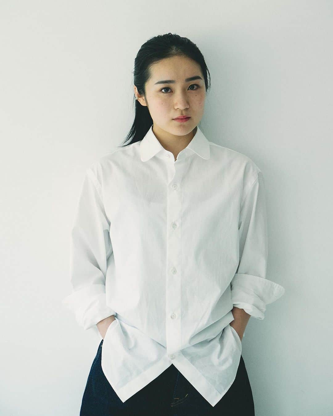 yukiのインスタグラム：「Dress Utility Shirt ㅤㅤㅤㅤㅤㅤㅤㅤㅤㅤㅤㅤㅤ ドレススタイルでもカジュアルスタイルでも、 結婚式にも着ることができて、一枚でも普段使いできる、 そんな万能選手の白シャツです。 ㅤㅤㅤㅤㅤㅤㅤㅤㅤㅤㅤㅤㅤ 肌触りが良く、とろみのあるブロード地は 手入れの仕方によって姿を変えてくれます。 ㅤㅤㅤㅤㅤㅤㅤㅤㅤㅤㅤㅤㅤ アイロンをかけて綺麗に。 洗い晒しでざっくりと。 ㅤㅤㅤㅤㅤㅤㅤㅤㅤㅤㅤㅤㅤ 仕立てはドレスシャツをベースにしながらも、 しっかりしすぎず、柔らかなつくりをしているため、 ボタンを外したり、腕まくりをしたり、 ストレスなくラフに着ることができます。 ㅤㅤㅤㅤㅤㅤㅤㅤㅤㅤㅤㅤㅤ 「白い無地のシャツ」というシンプルな服ですが、 これ一つでいろいろな着方を楽しんでいただけたら、 とても嬉しいです。 ㅤㅤㅤㅤㅤㅤㅤㅤㅤㅤㅤㅤㅤ また、このシャツは、「僕らの服づくり」という モノに込められた価値を追求するプロジェクトの中で、 制作過程を共有したものでもあり、沢山の生産現場の方と コミュニケーションを取りながら完成した服です。 ㅤㅤㅤㅤㅤㅤㅤㅤㅤㅤㅤㅤㅤ シャツに込められた沢山の作り手さんの想いが 多くの人に届くことを願っています。 ㅤㅤㅤㅤㅤㅤㅤㅤㅤㅤㅤㅤㅤ 購入はプロフィールのリンクからお願い致します。」