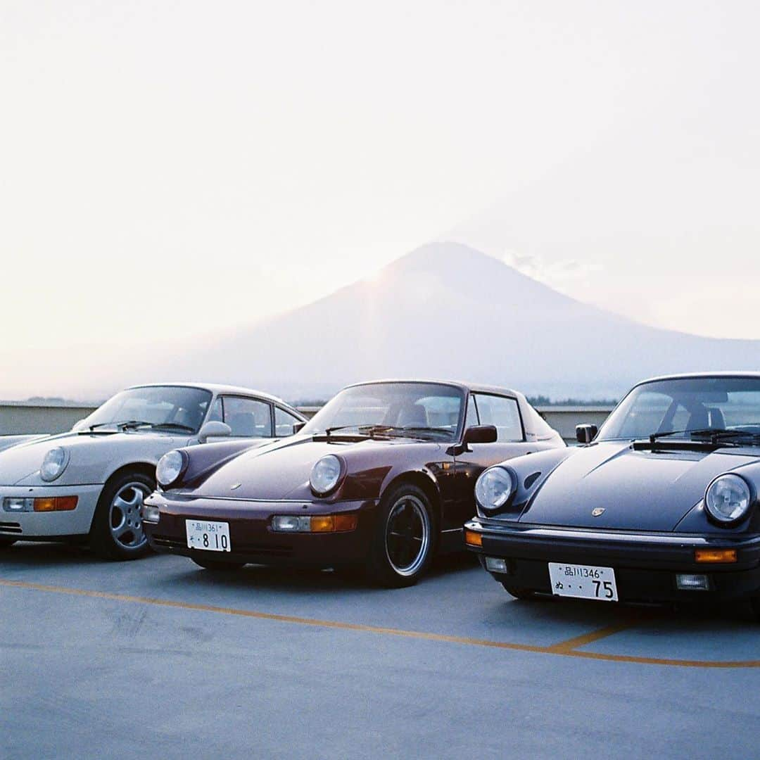 石川涼さんのインスタグラム写真 - (石川涼Instagram)「Mt.Fuji in the Window.  #porsche#porsche911#porsche930#aircooled#1989 #aircooledporsche#classicporsche#classic911#930#964 #964targa#leica#leicamp#leicafilm#filmphotography #leicahermes#leicamphermes#leicacamera」8月19日 20時02分 - vanquishceo