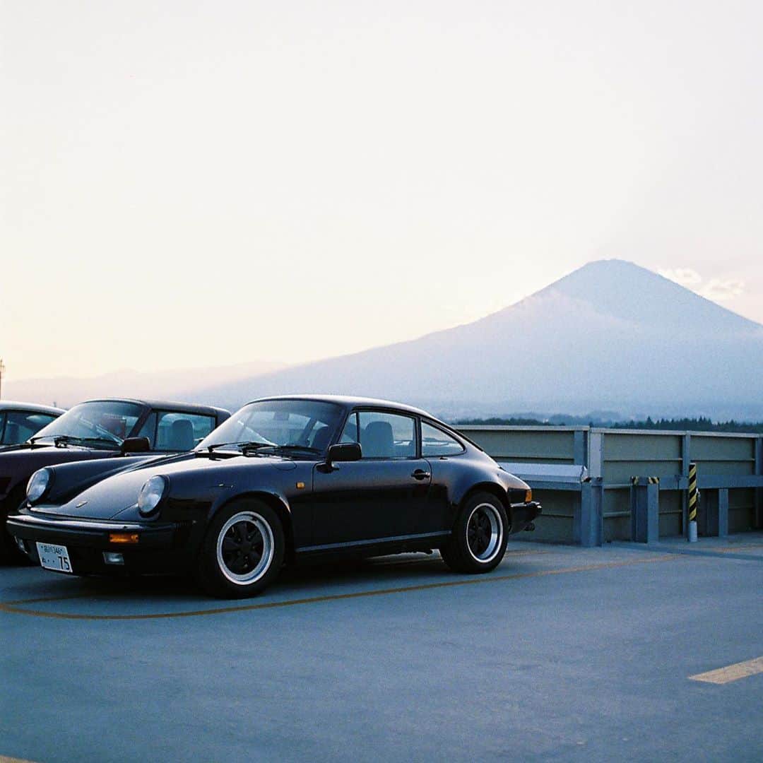 石川涼さんのインスタグラム写真 - (石川涼Instagram)「Mt.Fuji in the Window.  #porsche#porsche911#porsche930#aircooled#1989 #aircooledporsche#classicporsche#classic911#930#964 #964targa#leica#leicamp#leicafilm#filmphotography #leicahermes#leicamphermes#leicacamera」8月19日 20時02分 - vanquishceo