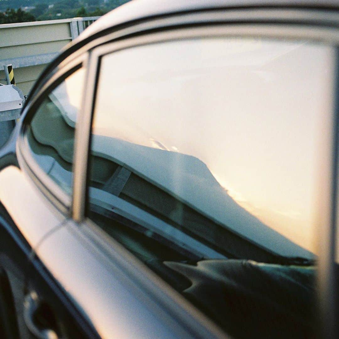 石川涼のインスタグラム：「Mt.Fuji in the Window.  #porsche#porsche911#porsche930#aircooled#1989 #aircooledporsche#classicporsche#classic911#930#964 #964targa#leica#leicamp#leicafilm#filmphotography #leicahermes#leicamphermes#leicacamera」