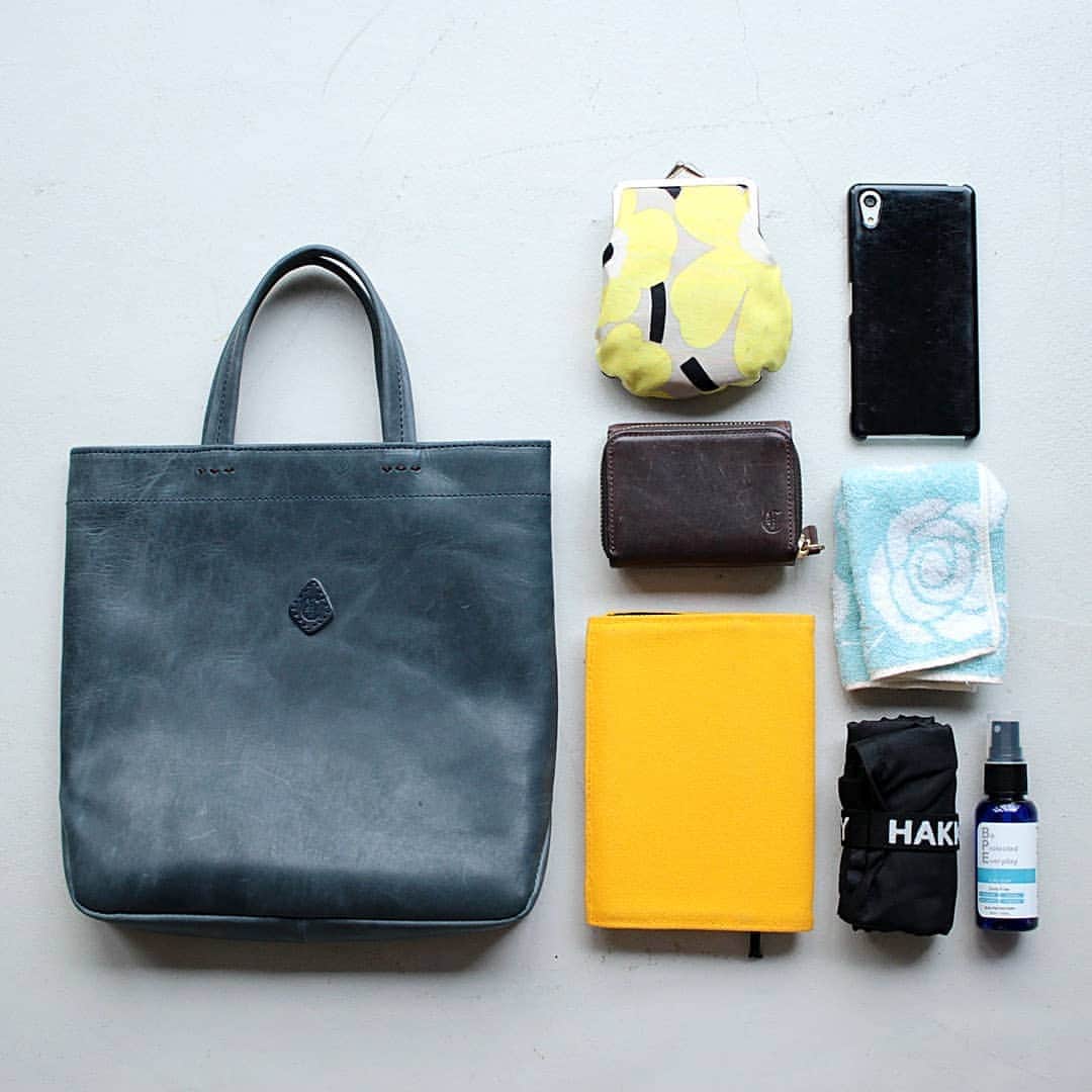 CLEDRAN_JAPANさんのインスタグラム写真 - (CLEDRAN_JAPANInstagram)「お財布に携帯に文庫本にポーチ・・・。これくらいのサイズのバッグ、1つあると便利ですよね  GRANDI TOTE レジ袋有料化に伴ってお出かけ必需品に加わったエコバッグ。 出先で増える荷物の収納はエコバッグにお任せすれば、お出かけバッグもこれくらいのサイズで十分かもしれませんね。  大きなバッグについつい荷物を詰めてしまうWEBスタッフ。ようやく憧れの小さめバッグでお出かけすることができそうです。  ---------------------------  ＼豊富な写真で詳しくチェック！／ CLEDRAN online store @cledran_japanプロフィールページ URL>LADIES>ONLINE STORE  ＼来て見て触って確かめられる／ CLEDRAN shop list 大阪本店 @cledran_osaka 東京店 @cledran_tokyo 名古屋ラシック店 @cledran_lachic  *各実店舗、オンラインストアで在庫状況は異なります。気になる商品はお店に足を運ぶ前に電話で確認するのがオススメ。商品によってはお取り寄せやお取り置きも承っています。 *実店舗の情報は、ぜひ都合の良い店舗のアカウントをフォローしてください。入荷やセール、キャンペーン等オススメ商品の情報を細やかに配信しています。  -------------------------- . #cledran#クレドラン#Cledran_japan#日本製#madeinjapan#bag#バッグ#かばん#革#モストロレザー#トート#ミニトート#コンパクトバッグ#鞄の中身#かばんの中身#tote#minitote#compactbag#ちいさめバッグ#小さめバッグ」8月19日 20時03分 - cledran_japan