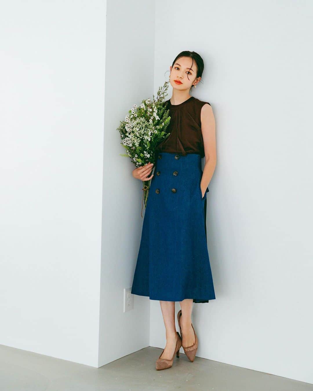 のインスタグラム：「【👗AUTUMN NEW ITEM👜💕】 今週も新作アイテムが続々店頭入荷中❣️ WEBカタログで 既に入荷中のチュールニットに合わせていた バックシャンなスカートも入荷します😍❤️  一見、シンプルなトレンチ風スカート ですが バックデザインはフリルにプリーツと 華やかなデザイン🌼✨ カジュアルになりがちなデニムスカートなので トップスはこのチュールニットのような レディなアイテムがおすすめです🥰🎀 （👉SWIPEしてバックスタイルもCHECK💕） ———————————————————— ♦️チュールレイヤードモックネックニット￥7,900+tax #31sdm品番050305 カラー(ブラウン/ボルドー/ベージュ) ワンサイズ ♦️バックプリーツトレンチスカート￥9,800+tax #31sdm品番030352 カラー(インディゴブルー/ピンク/ベージュ) サイズ（36/38） ※8/18（火）より、順次店頭入荷中 ♦️レース・チェック切替パンプス￥9,800+tax #31sdm品番100313 カラー(ベージュ/ブラック/ブラウン系) サイズ（S/M/L） ♦️フラワービジューイヤリング￥2,500+tax #31sdm品番090314 カラー(オフホワイト/ラベンダー) ———————————————————— 入荷予定日や在庫は、店舗により異なります❕ また、予告なく入荷日が変更となる場合がございますのでご了承ください🙇‍♀ 店舗では、入荷連絡も承っておりますので スタッフまでお声掛けください☺️💕 #31Sonsdemode #31sdm #31sdm_outfit #fashion #autumn #coordinate #knit #skirt #trench #design #frill #pleats #feminin #トランテアンソンドゥモード #トランテアン #秋 #コーディネート #ニット #スカート #トレンチ風  #フリル #プリーツ #フェミニン #大人気 #新作 #お楽しみに💕」