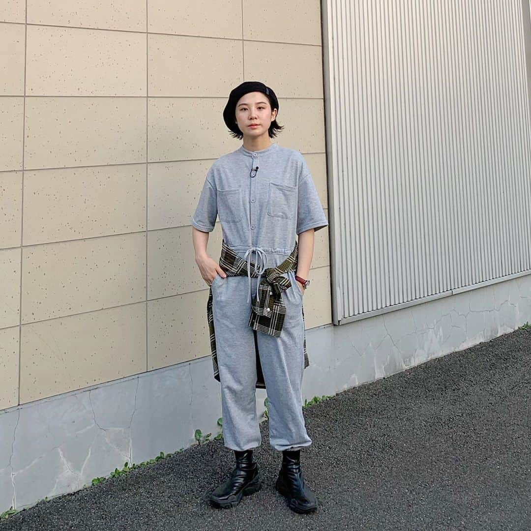 のインスタグラム：「今日のコーデ！カジュアルジャンプスーツ！メッッチャ楽！🥳 テレビ映えするためにチェックシャツも巻いてアクセントつけました〜🌴 . ジャンプスーツ：#keatc ベレー帽：#victimandco×#CA4LA スニーカーブーツ：#jouetie 時計：#burberry  シャツ：#beep . 髪の毛は全部まとめて、襟足を外はねに。お気に入りコーデ◎」