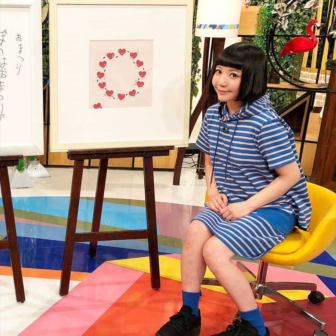 小鳥遊しほのインスタグラム：「明日8/20(木)13:05〜NHKハートネットTV小鳥遊出演回、再放送されます！！！スタジオで喋ってます＼( 'ω')／なにこの絶妙なポーズ。笑  1年かけて作品が全国を巡ったハート展。詩×アートのステキな世界です。テンパりながら喋る小鳥遊観てください！  #ハートネット #NHK #ハート展」