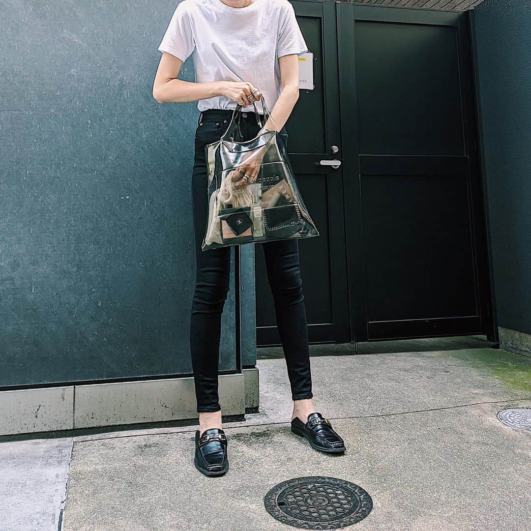 のインスタグラム：「〻👩🏻‍🦱🐩🍋🧃 monotone‥📓 必死に何か探してるねw ． ． #fashion  #MOUSSY  #MOUSSYSNAP  #beautifulpeople  #teampixel #baroque_pixel #pixelで撮影」
