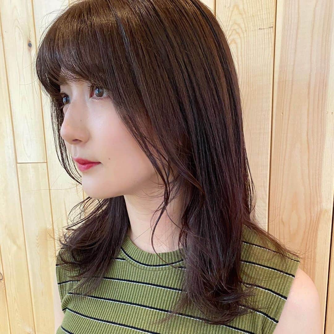 森咲樹のインスタグラム：「＊﻿ ﻿ 明日は大切な撮影なので、﻿ 髪を綺麗にしてもらいました💇🏻‍♀️♡︎♡︎﻿ ﻿ インナーカラーはバイバイして、﻿ 落ち着いた色にしました☺️﻿ ﻿ インナーカラーも、﻿ 可愛かったし楽しかったけど、﻿ もう一色にしたくなっちゃった🙊﻿ ミーハーなの。笑﻿ ﻿ まきさん、ありがとうございました💐﻿ ﻿ ﻿ #garland #salon #salondecoiffure #salondebeaute #cheuveux #hair #hairsalon #shibuya #harajuku #渋谷美容室 #原宿美容室 #haircolor #アプガ #uugirl #upupgirls #upupgirlskakkokari #idol #idole #chanteuse #danseuse﻿」