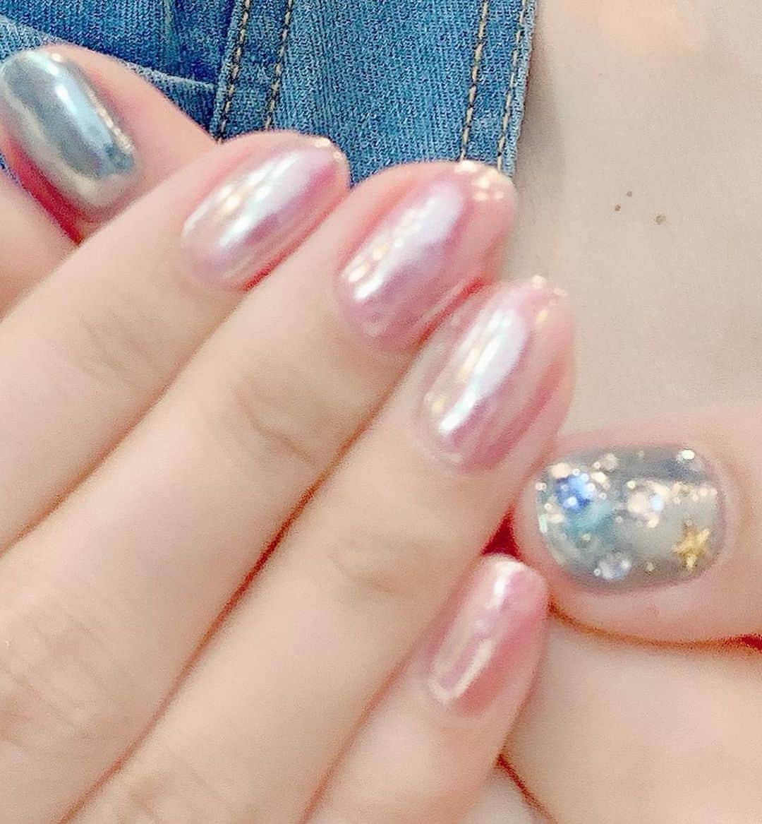 大槻ひびきさんのインスタグラム写真 - (大槻ひびきInstagram)「ピンクとブルーの ミラー加工ネイル💅 #nail  #newnail  #pinknails #nailsalon  #bluenails  #japan」8月19日 20時10分 - yanhibi0221