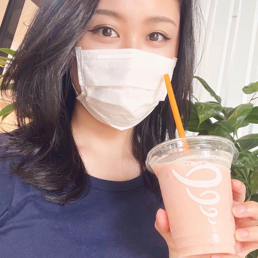 Rina Itagakiのインスタグラム：「Jamba Juice is in Japan🍹 アメリカに住んでた頃毎日のように飲んでた #ジャンバジュース が日本上陸🧡💛💚 早速、先週末ミヤシタパークで飲んできました😎暑い日に飲むスムージーは格別🍓🍍 #ジャンバ #jamba #jambajuice #miyashitapark #ミヤシタパーク」