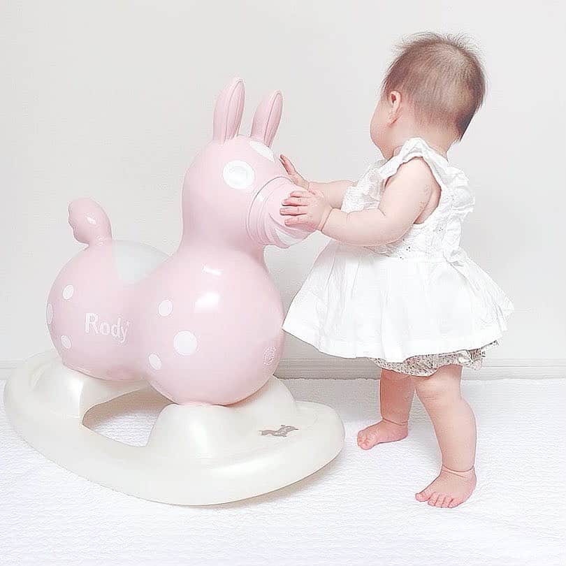 のインスタグラム：「こんばんは🥰毎日暑いですね…！ 今日は１日娘と引きこもっていました🍓 突然パチパチと拍手をするようになり 可愛くて沢山動画を撮りました！（笑） . 写真は買ったばかりのロディちゃん🐴🍒 まだまだ一人で乗るには早いのですが 遊ばせる機会があって何となく乗せてみたら あまりにも喜んでいたので買ってしまいました😂💫 このカラーが本当に可愛くて買ってよかった〜💓 (詳しくは8/10のブログに書いています♪) . 9ヶ月になったし、そろそろB型ベビーカーとやらを 探そうかなぁと思っています\( ˆoˆ )/ どんなのがいいかな💕 . #ロディ #petitmain #プティマイン #娘コーデ #生後9ヶ月 #女の子ベビー #女の子ママ #育児日記 #育児記録 #b型ベビーカー」