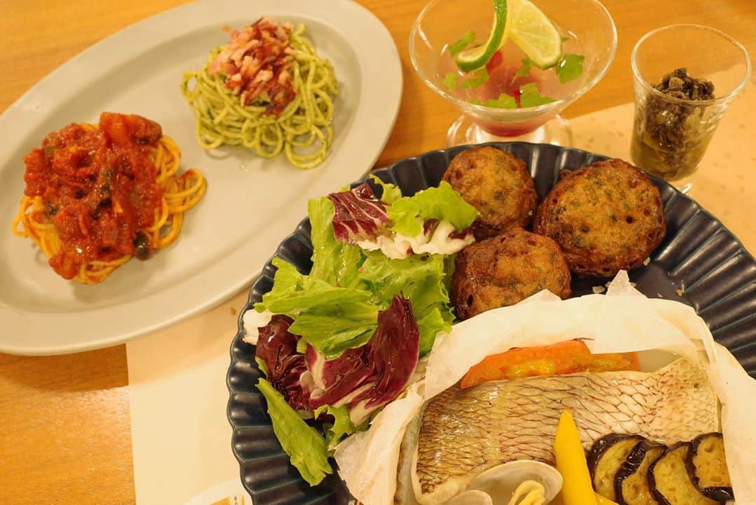 植田佳奈のインスタグラム：「夏のおもてなしにぴったり！さわやかイタリアンランチ  2種のパスタ～プッタネスカ＆しそジェノベーゼ～ 鯛のカルトッチョ あおさのゼッポラ ラズベリーモヒートゼリー #abcクッキング #abcクッキングスタジオ #料理教室 #バリエーションクラス」