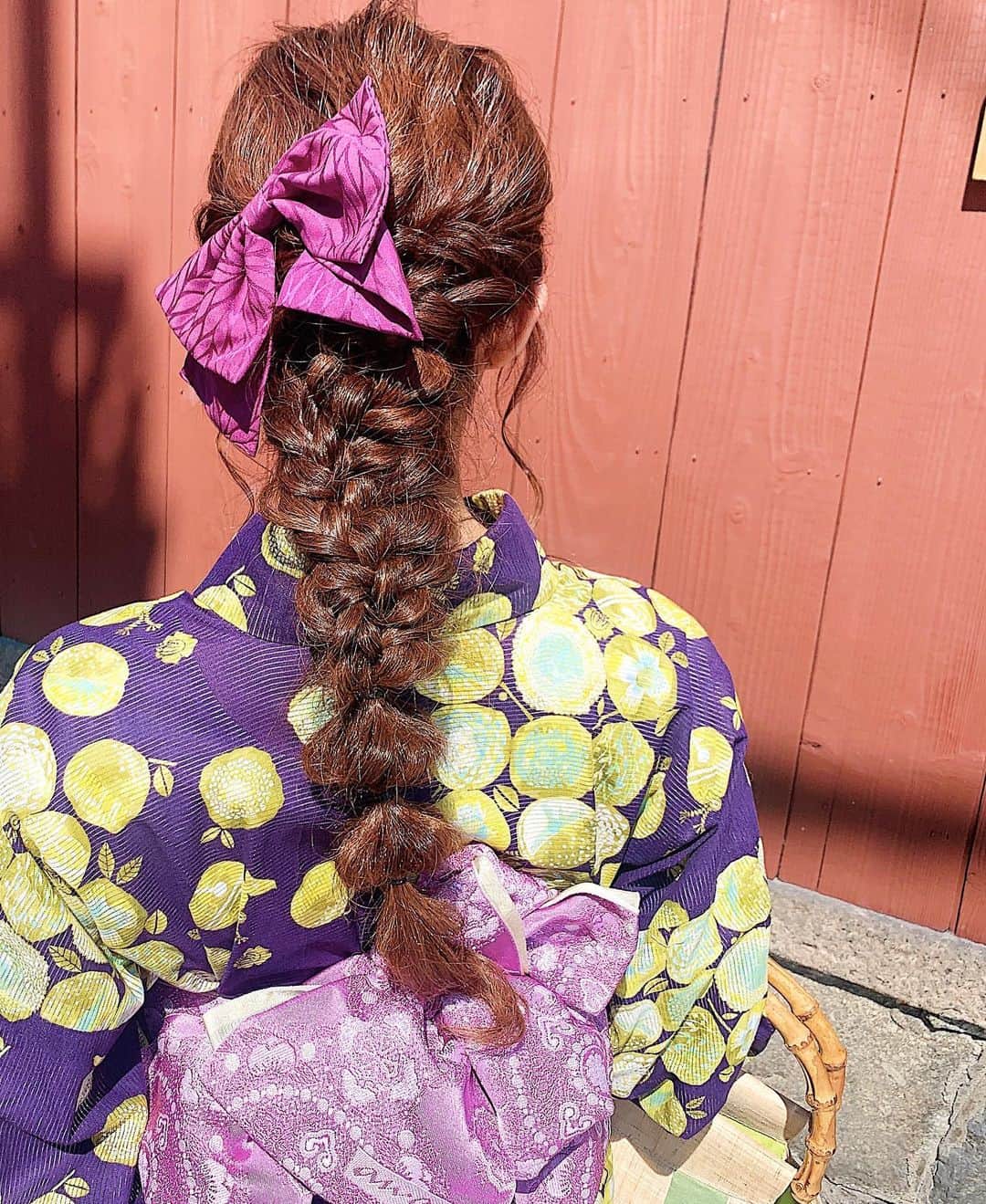 Madoka Yamamotoさんのインスタグラム写真 - (Madoka YamamotoInstagram)「編みおろしカワコすぎた👏😼 ラプへの道のりはなげーのよ このクソでかい髪飾りを頭に刺される時「写真いつもどっちの角度のが盛れる？盛れる側につけるから！」の配慮がえぐすぎなヘアメ職人のまゆさんありがとう💜 @103msms」8月19日 20時16分 - madochosu