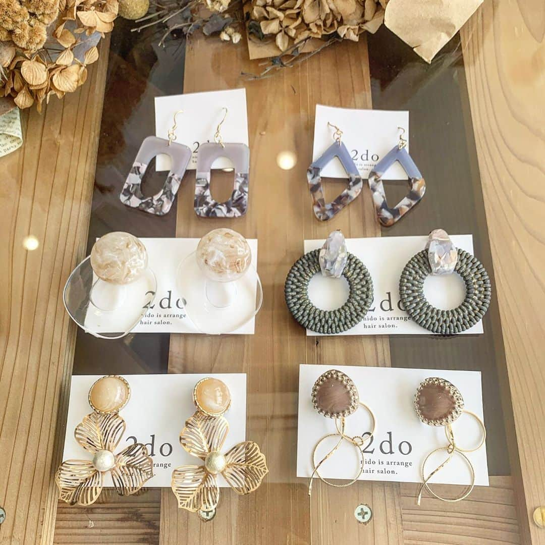 Akinori Shimizuさんのインスタグラム写真 - (Akinori ShimizuInstagram)「2do-accessory. ・ @yuma_ichino  新作ピアス＆イヤリング👒🍎🌈 ¥1,200〜 大振りから華奢な装いで🎈 オーダーでのアクセサリーも 承っておりますので お気軽にご連絡下さい🤲 ・ 既に完売のアクセサリーも ございますので 何卒ご理解の程 よろしくお願い致します🙇🏼‍♂️ ・ #ハンドメイドアクセサリー #ハンドメイドアクセサリー販売 #2do #ニド #ニドカワイイ #アレンジカット #編み下ろしアレンジ #ヘアアレンジ #外国人風カラー #イルミナカラー #グロスイルミナカラー  #シークレットハイライト #バレイヤージュ #ハイライト #サロモ #サロンモデル #オッジィオット #セルバイウェイト #生オイルシステムトリートメント #ミュゼ四ッ池 #浜北 #浜松  #浜松市 #浜松市中区 #浜松市美容室 #美容師  #美容室」8月19日 20時19分 - akinorihair