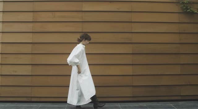 JUNNAのインスタグラム：「#YouTube を更新しました  今回は晩夏から秋にかけてのジューズとお洋服のお話し  では今から @etretokyo にてインスタライブをはじめます💛  先行受注期間 8/20(木)19:00 - 8/27(木)12:00PM  #2020ETRE_AW  #秋#秋服#アウター #コート #冬 #冬コーデ #etretokyo#156cm#FEMMUE#ブラウン#ブラウンコーデ#アディクション#秋メイク#大人カジュアル#ベージュ#ホワイト#celvoke #秋カラー」