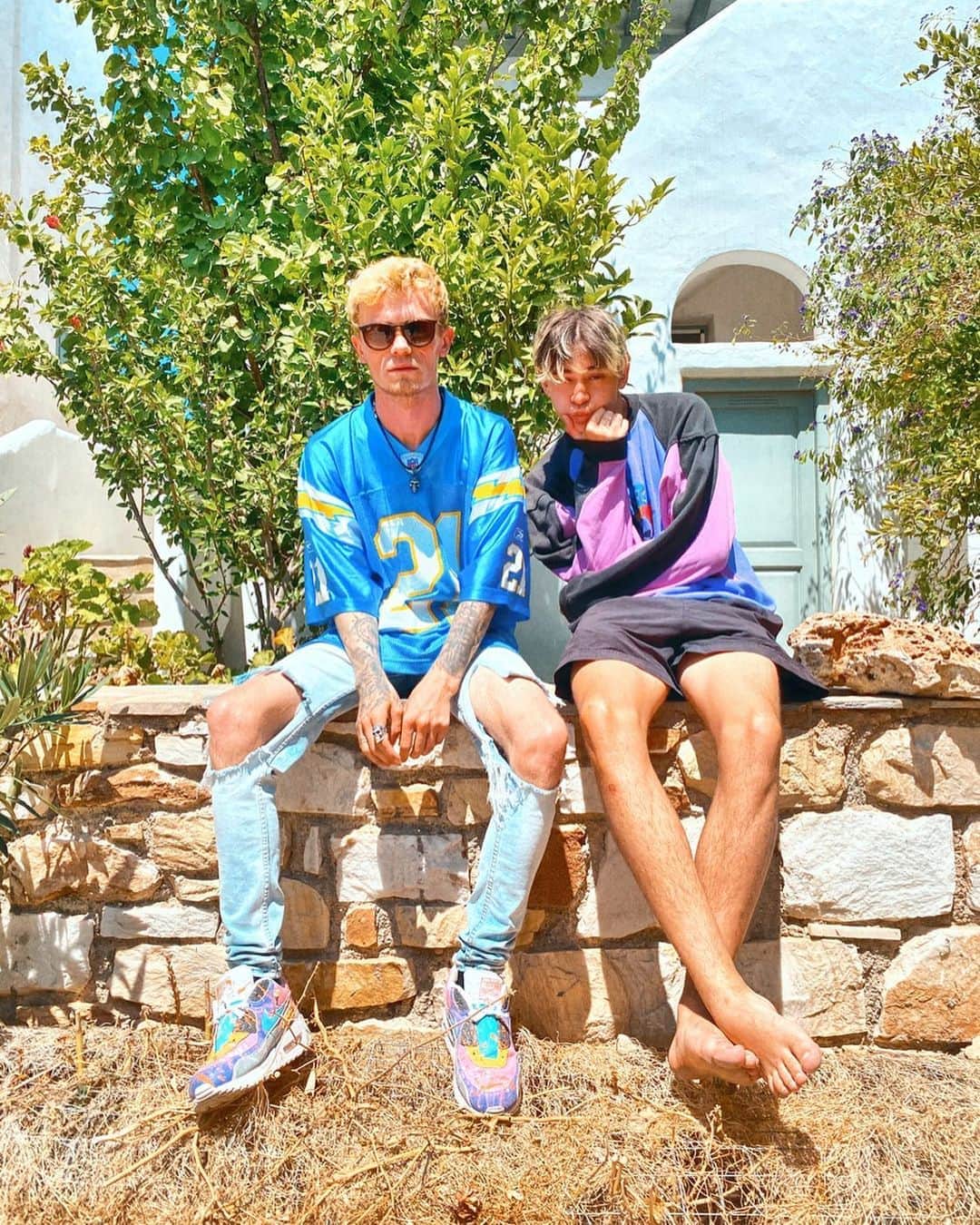 Bars and Melodyのインスタグラム：「Look how sad Charlie is to be leaving today...but a lotta business to attend to 🤷🏻‍♂️ maybe that includes fixing his favourite jeans that are ripped beyond belief 😂 a lot of thigh action going on there...」