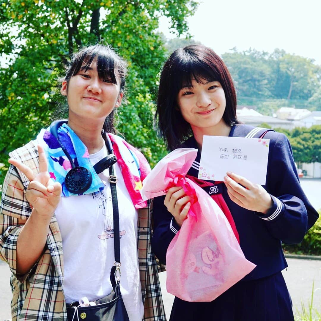 フジテレビ「ドラマ甲子園」さんのインスタグラム写真 - (フジテレビ「ドラマ甲子園」Instagram)「#ドラマ甲子園 「#言の葉」 撮影６日目、 そして撮影最終日🎬  キャストの皆さん、 そして #平野水乙 監督が クランクアップとなりました✨  写真は #蒔田彩珠 さんと監督📸  完成はまだ先ですが 素敵な映像がいっぱいです🎥  どうぞお楽しみに😊  #フジテレビ #fod」8月19日 20時24分 - dramakoshien